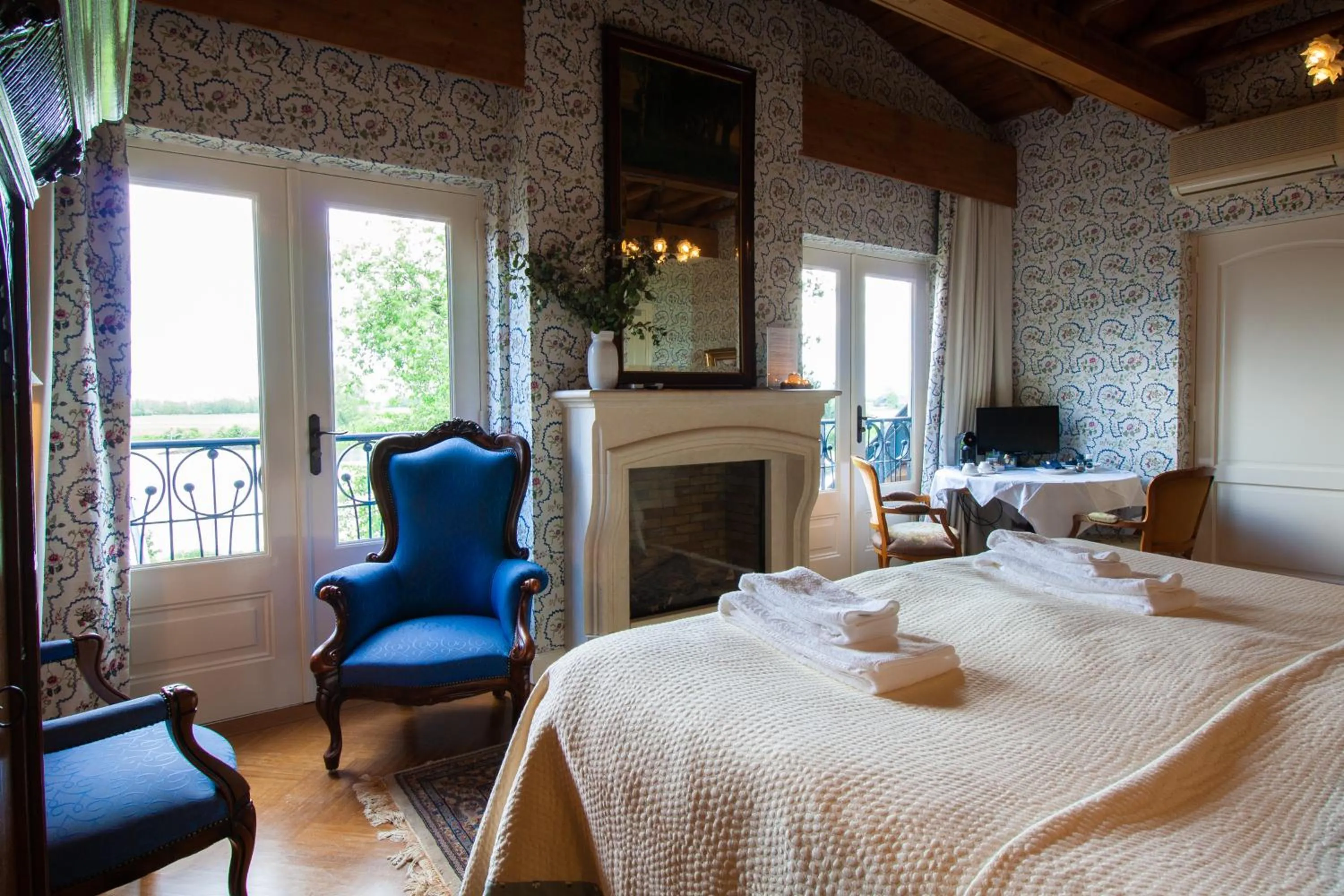 Bedroom, Bed in Villa Veertien