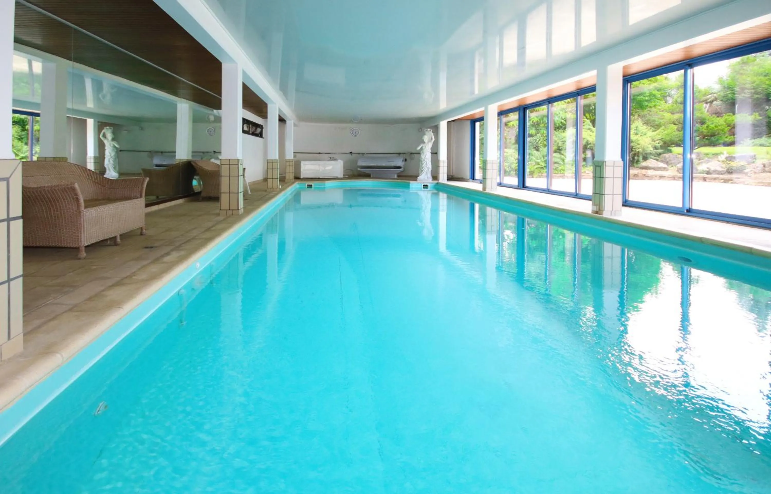 Swimming pool in Le Manoir de la mantille