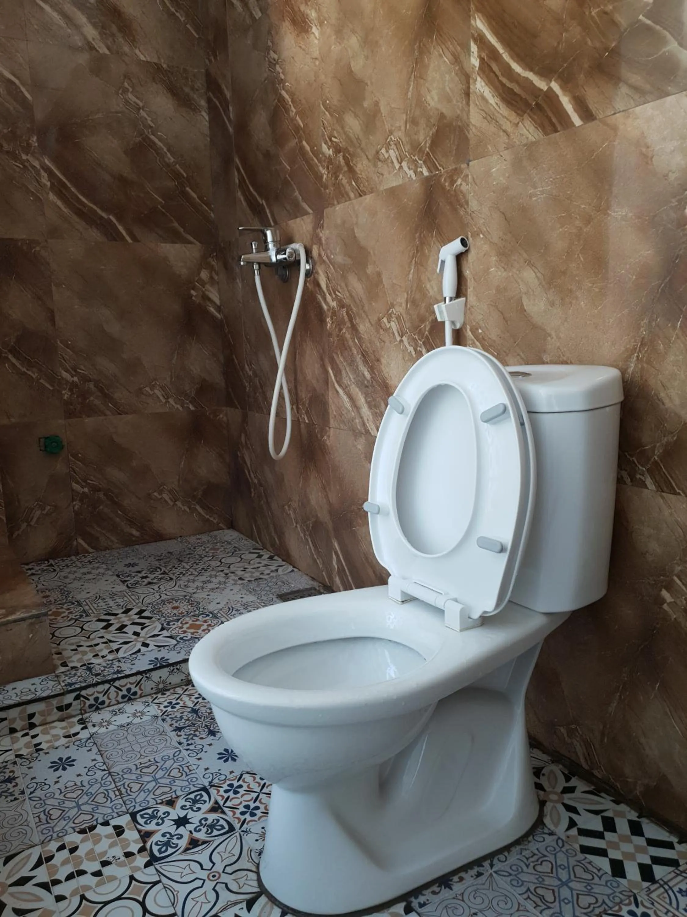 Long Hotel and motobike rental