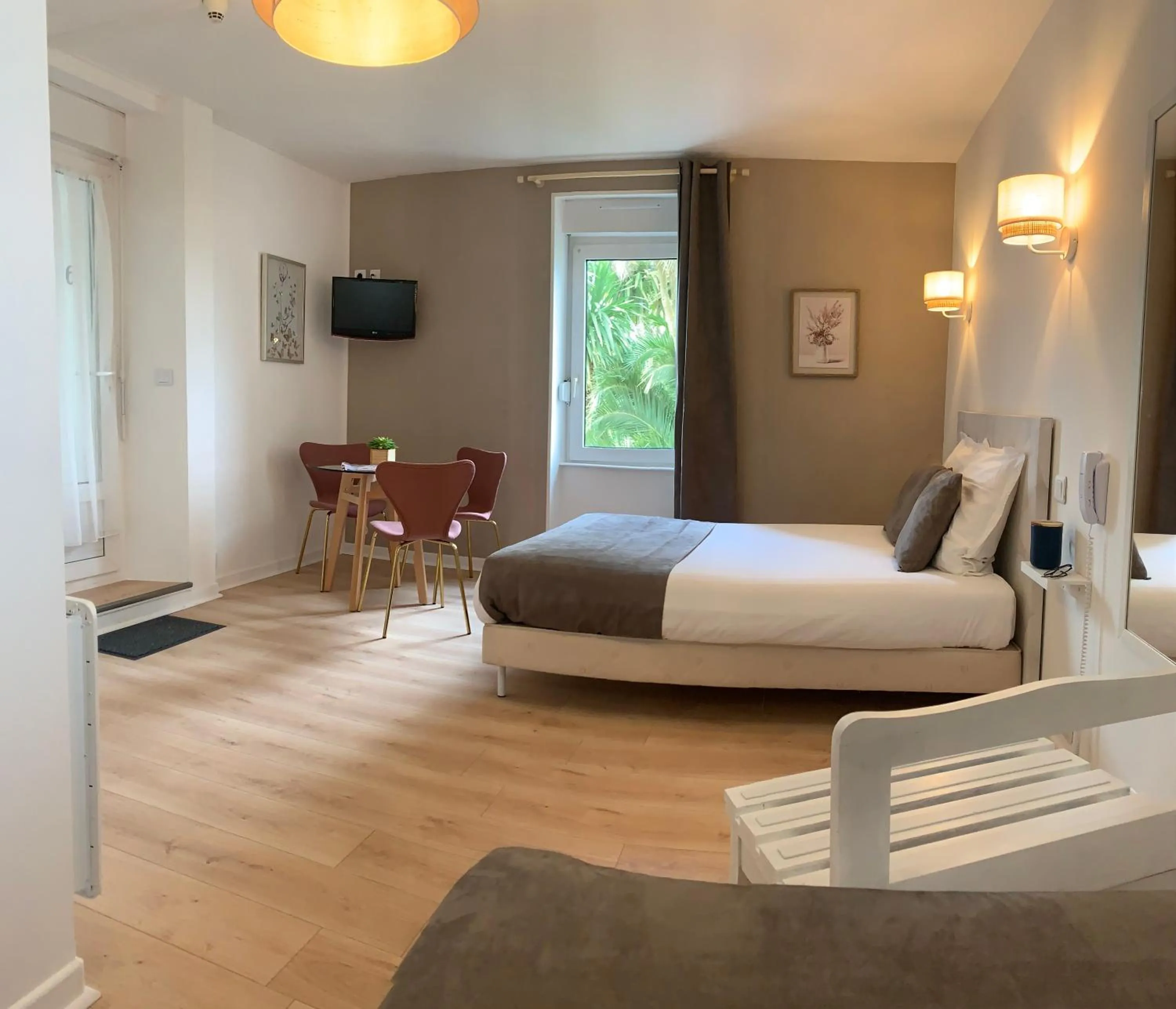 Bed in Hôtel de France