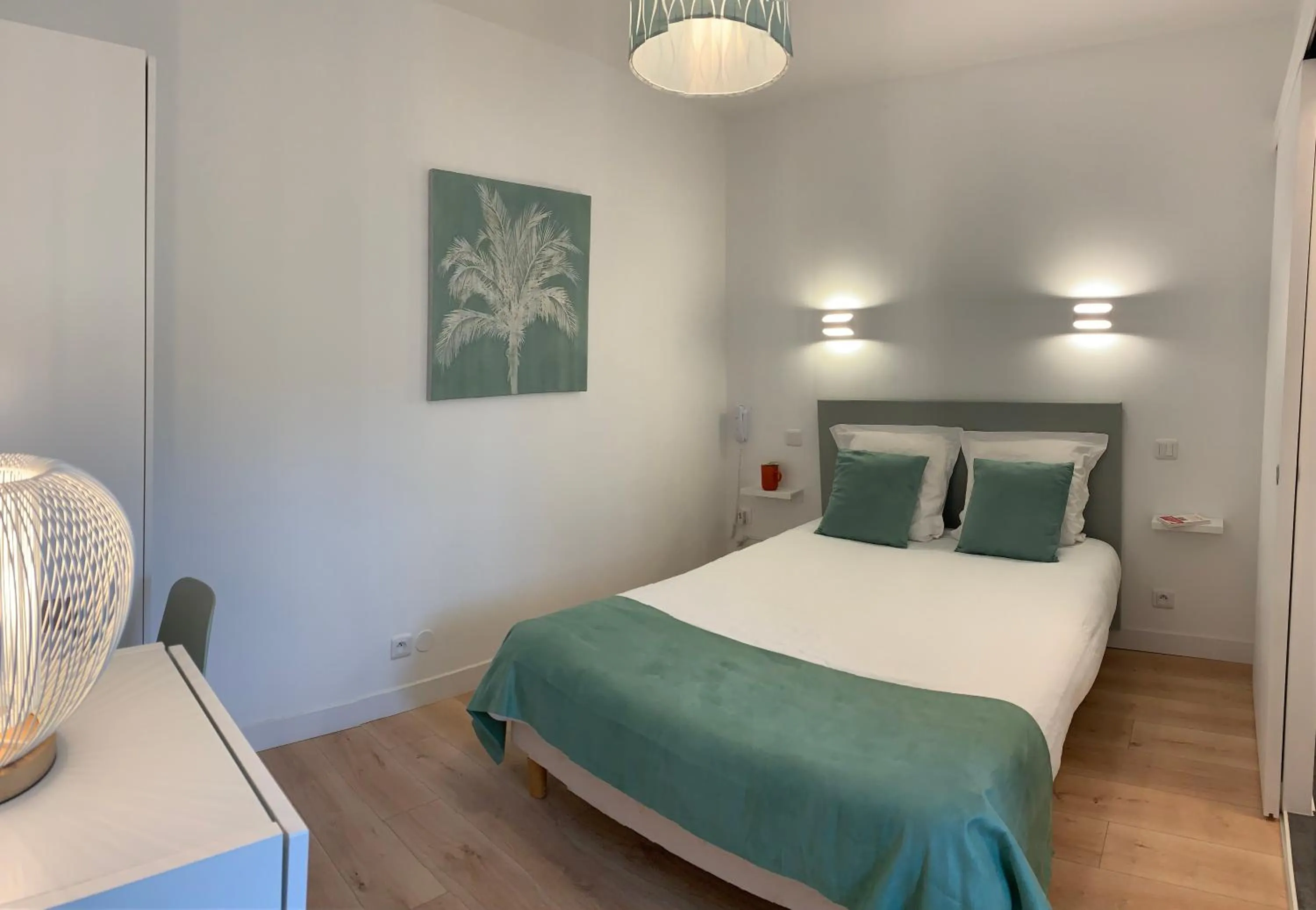 Bed in Hôtel de France