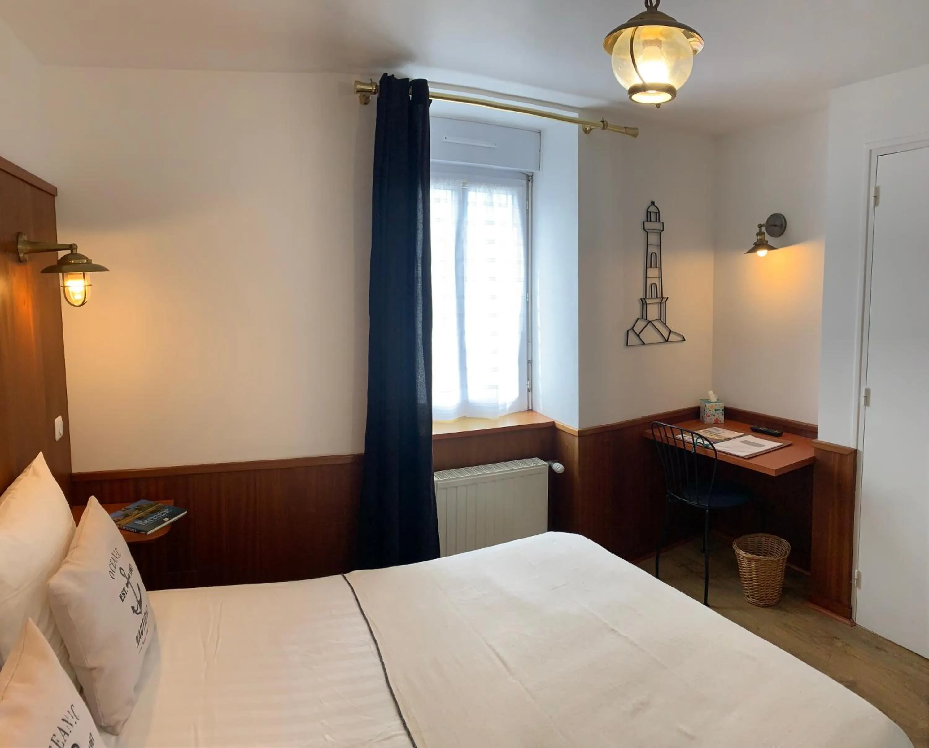 Bed in Hôtel de France