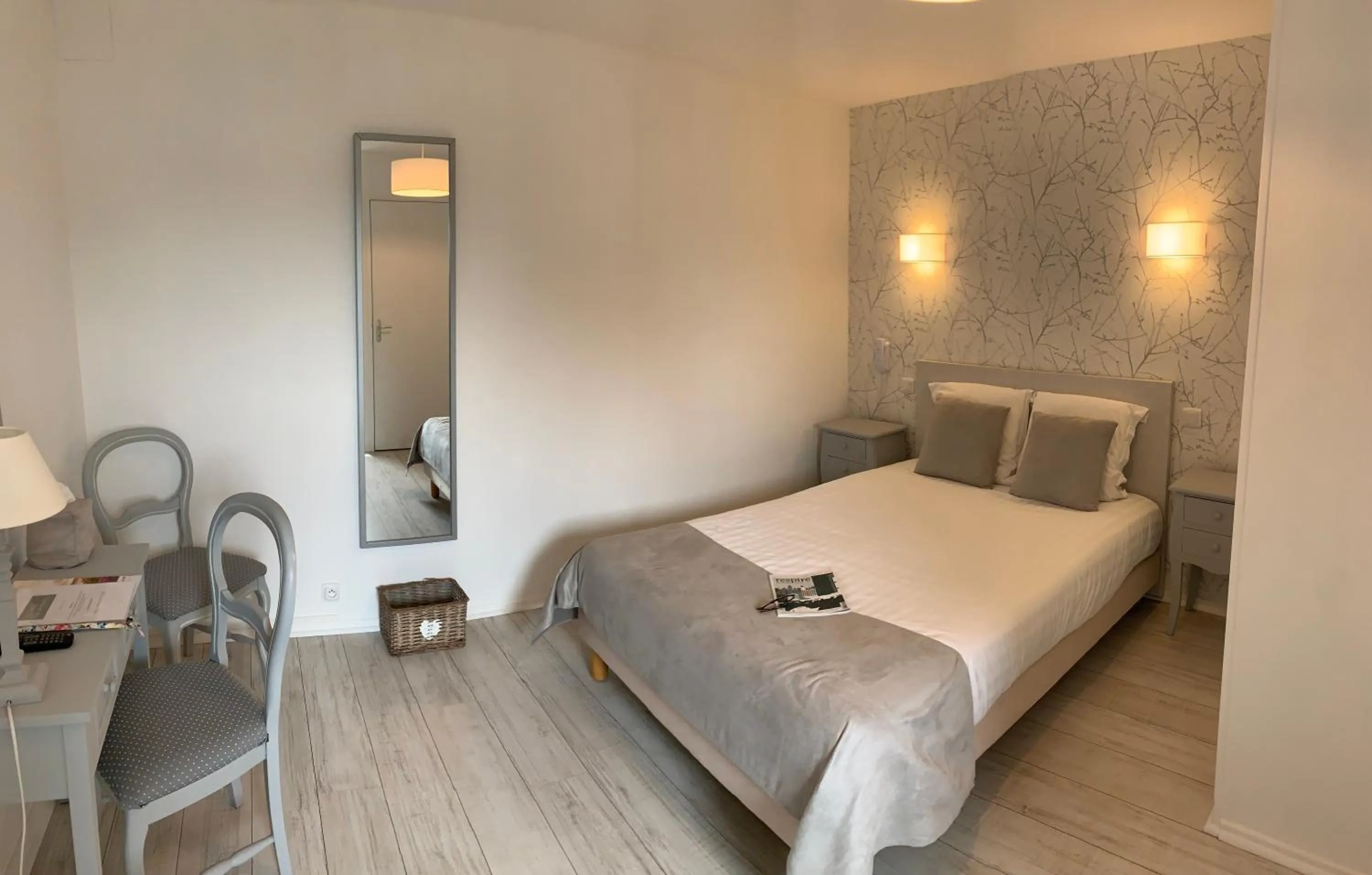 Bed in Hôtel de France