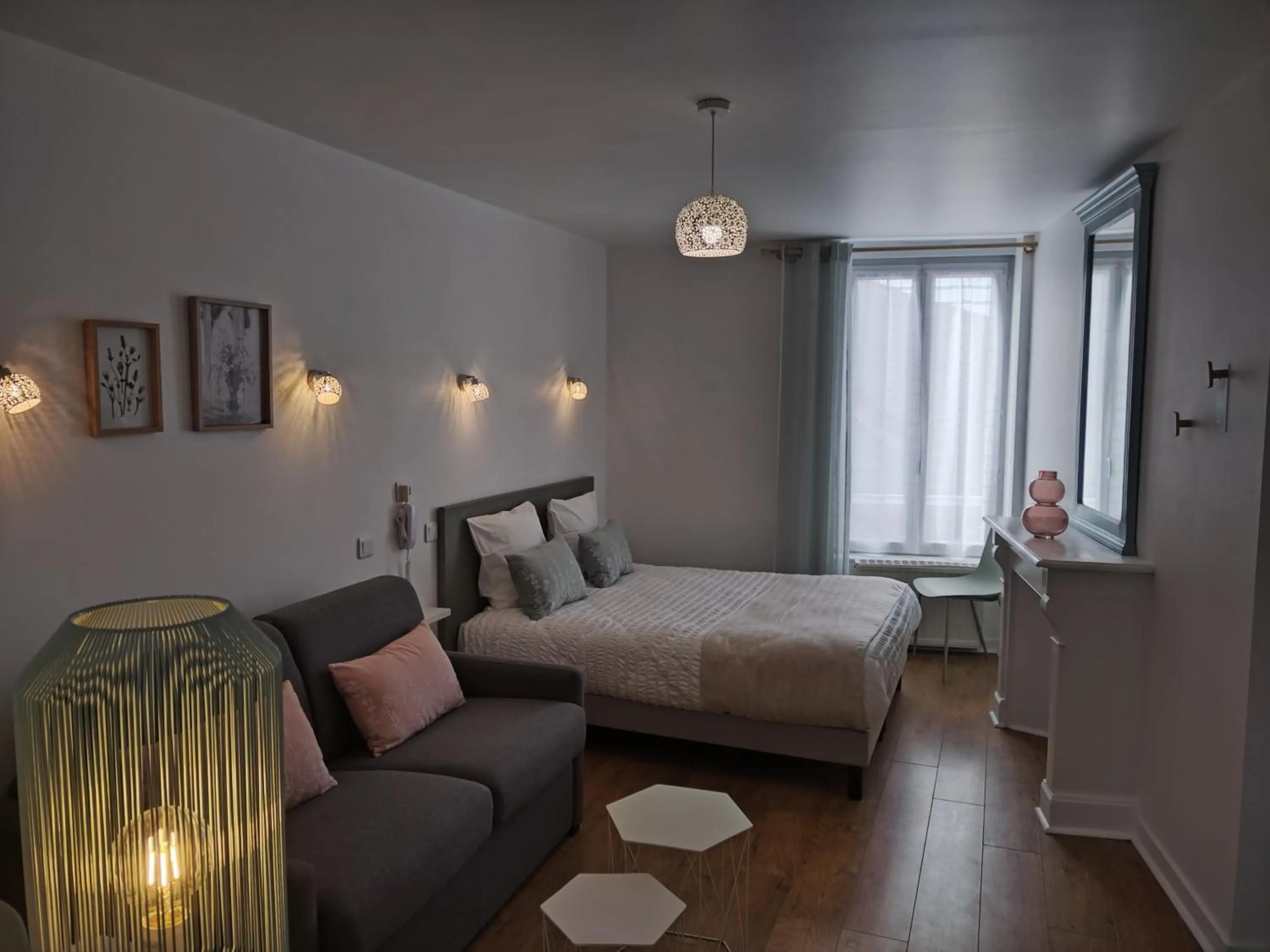 Bed in Hôtel de France