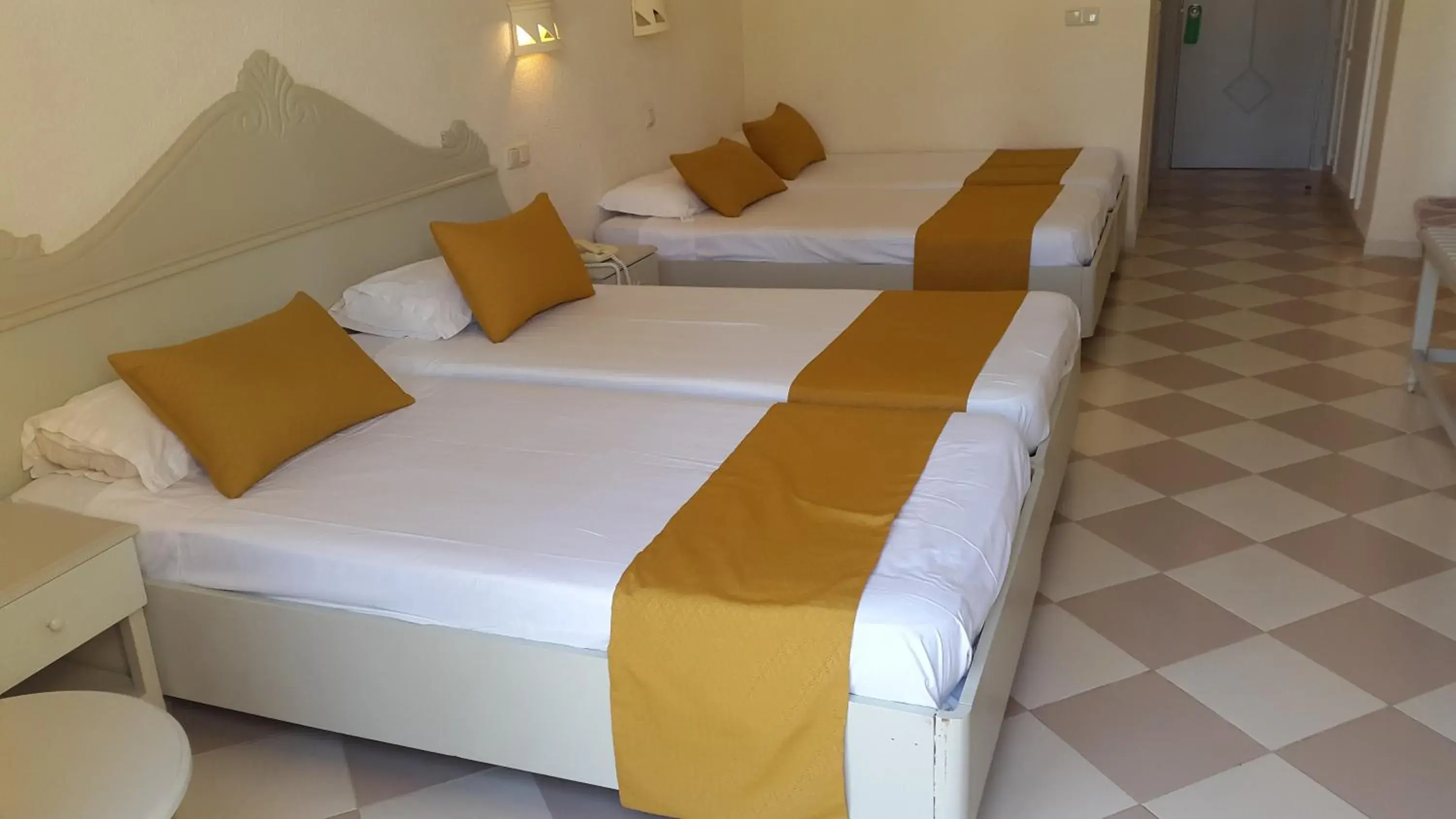 Standard Quadruple Room in Zephir Hôtel & Spa Standard Quadruple Room in Zephir Hôtel & Spa