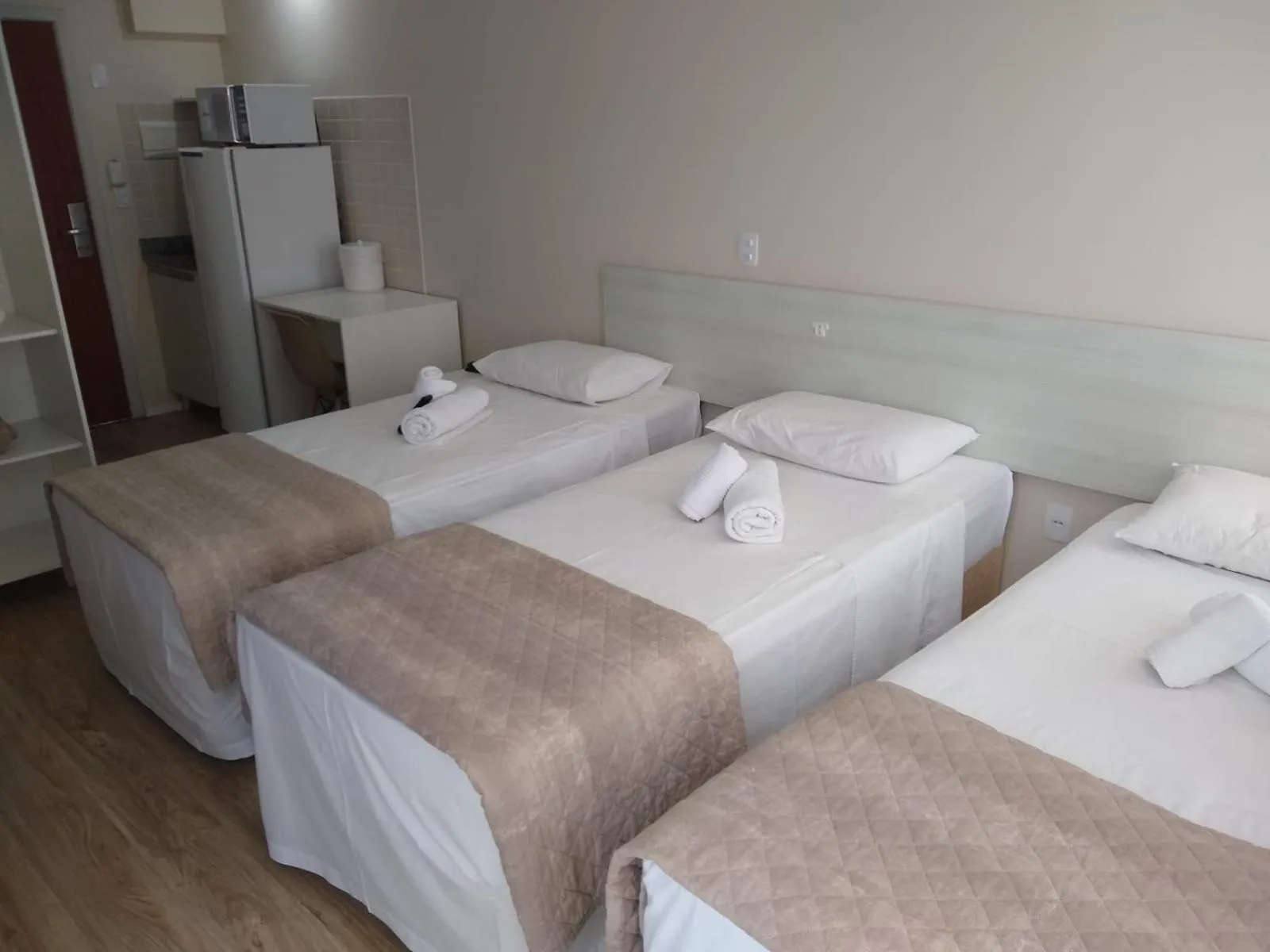 Kitchen or kitchenette, Bed in Caravaggio Praia Hotel