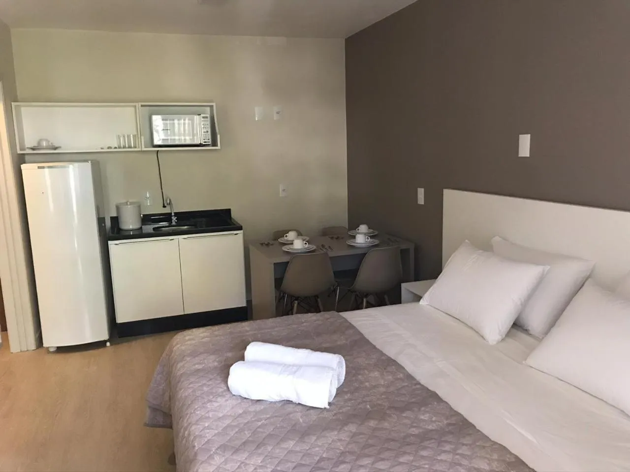 Coffee/tea facilities, Bed in Caravaggio Praia Hotel