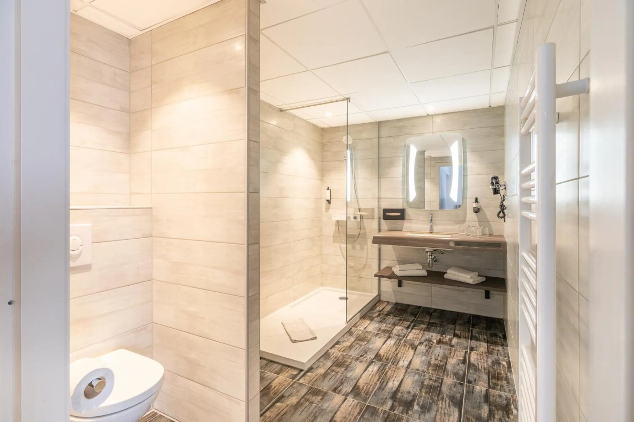 Shower in Hôtel Maison Turenne