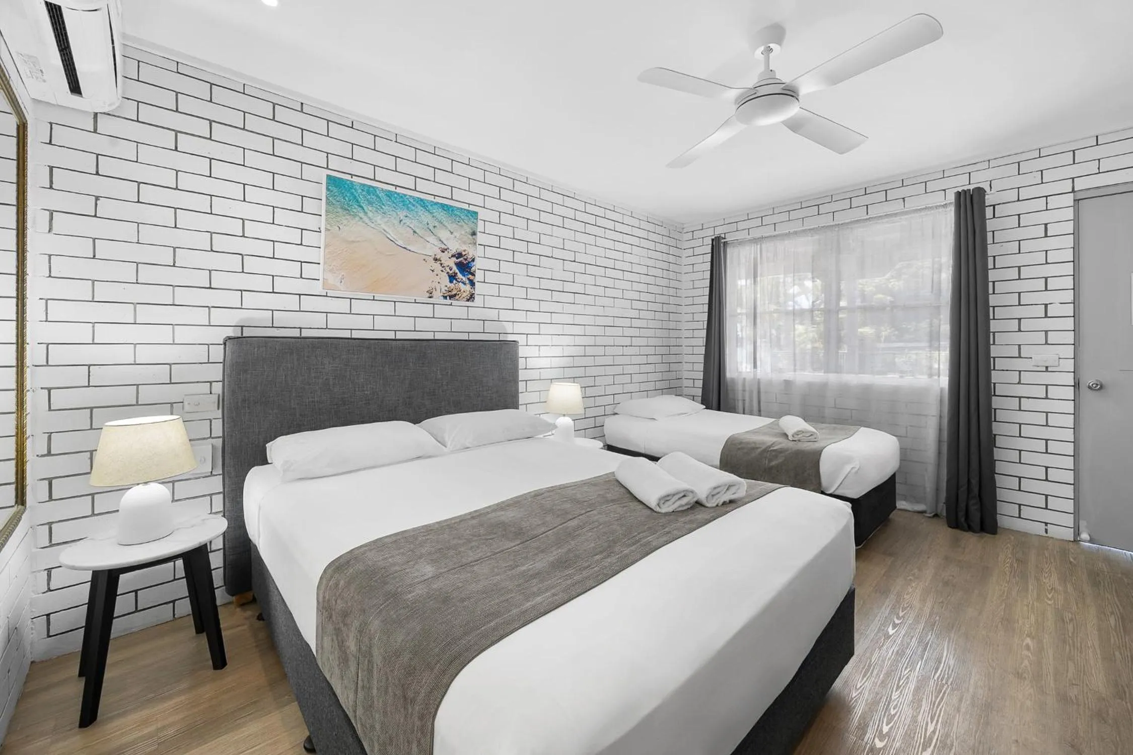 Bed in Pacific Paradise Airport Motel