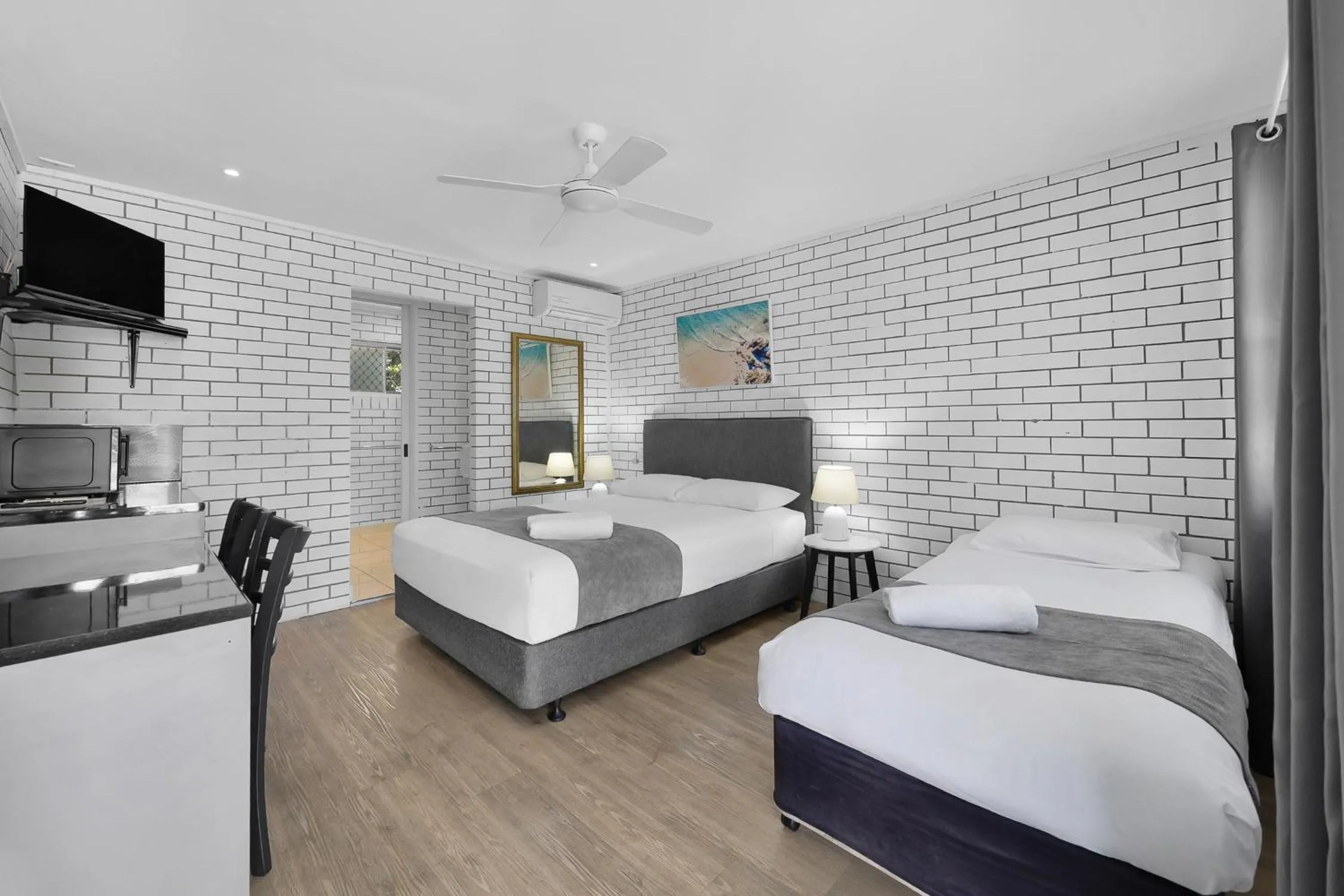 Bed in Pacific Paradise Airport Motel