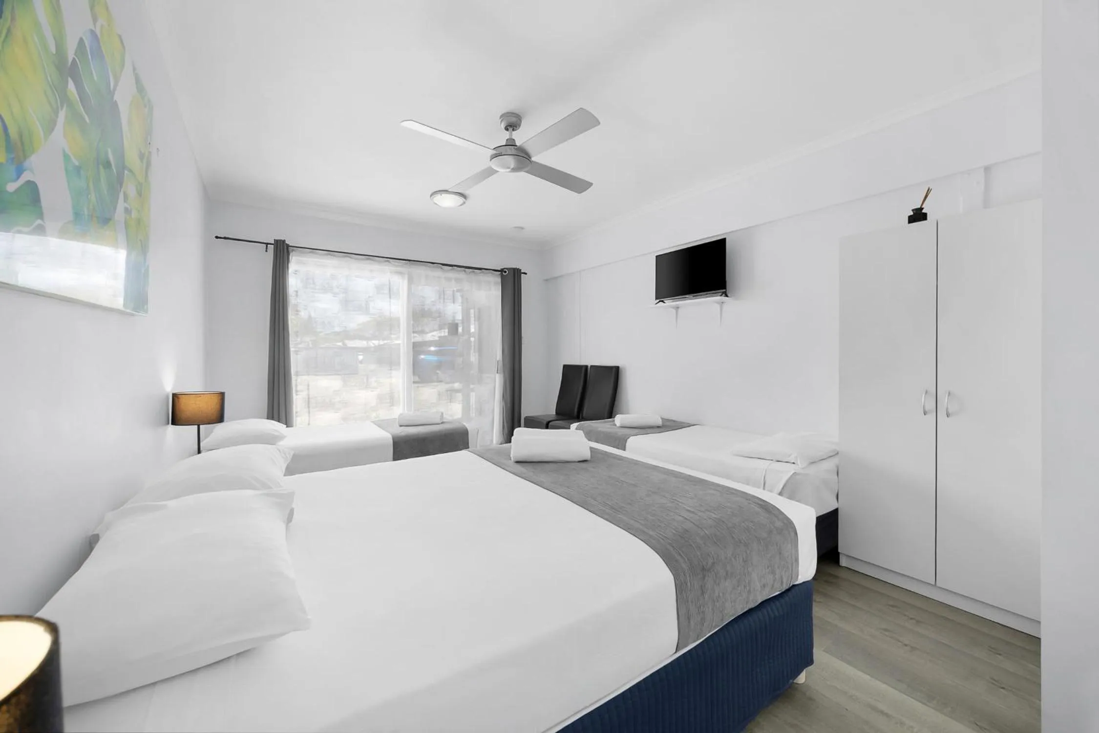 Bed in Pacific Paradise Airport Motel