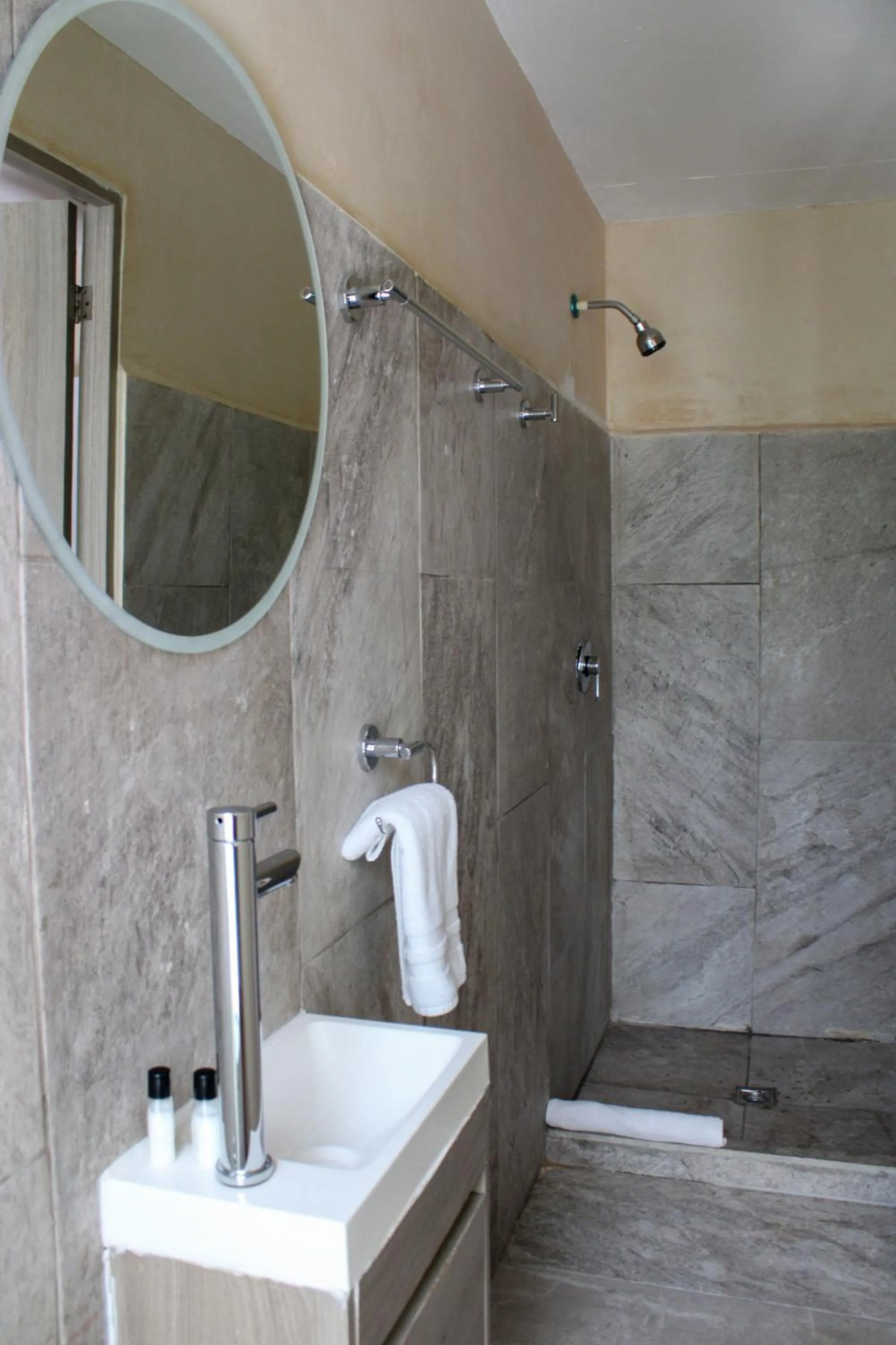 Shower in Arkana 9 Suites by Grupo Amber