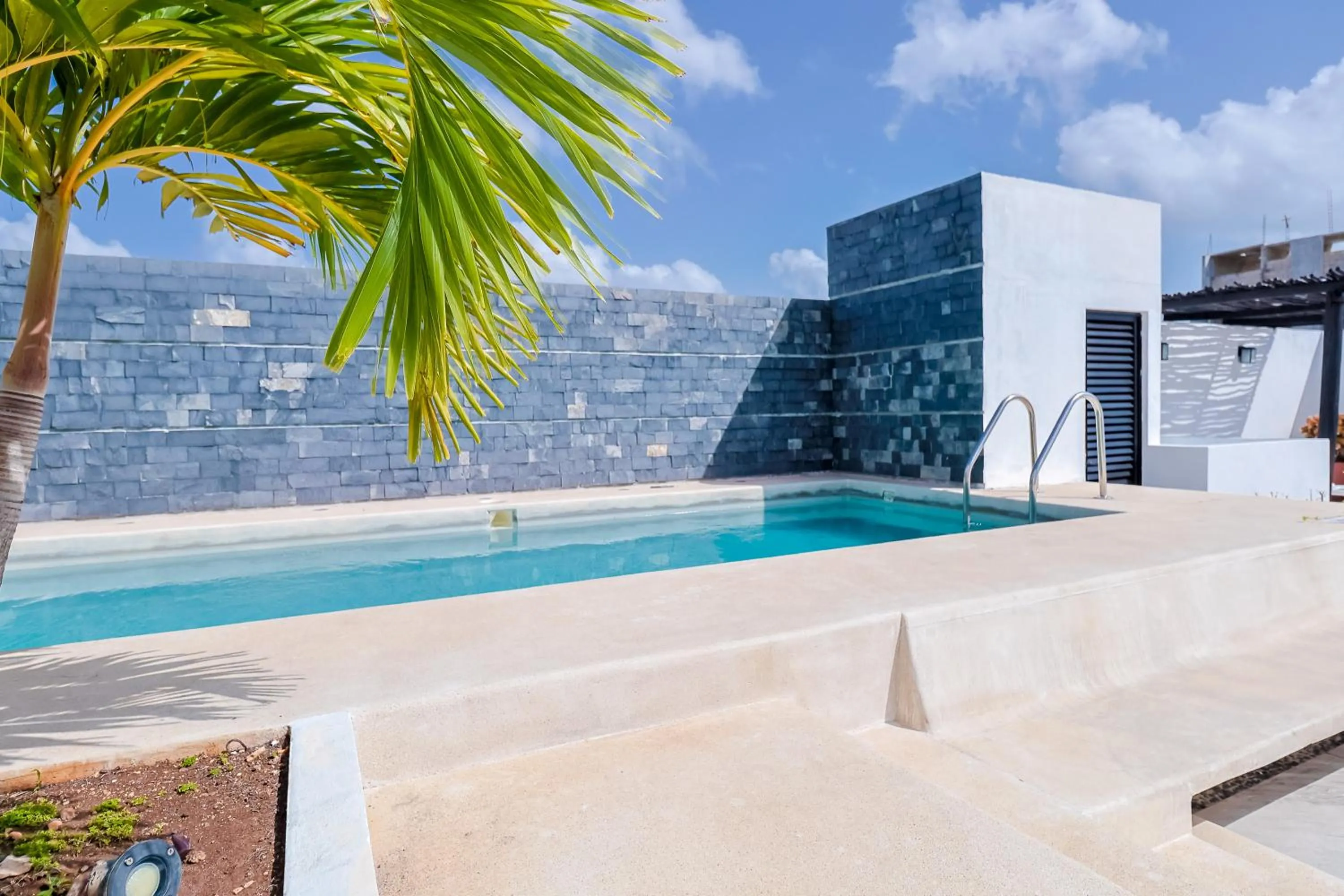 Swimming pool in Arkana 9 Suites by Grupo Amber