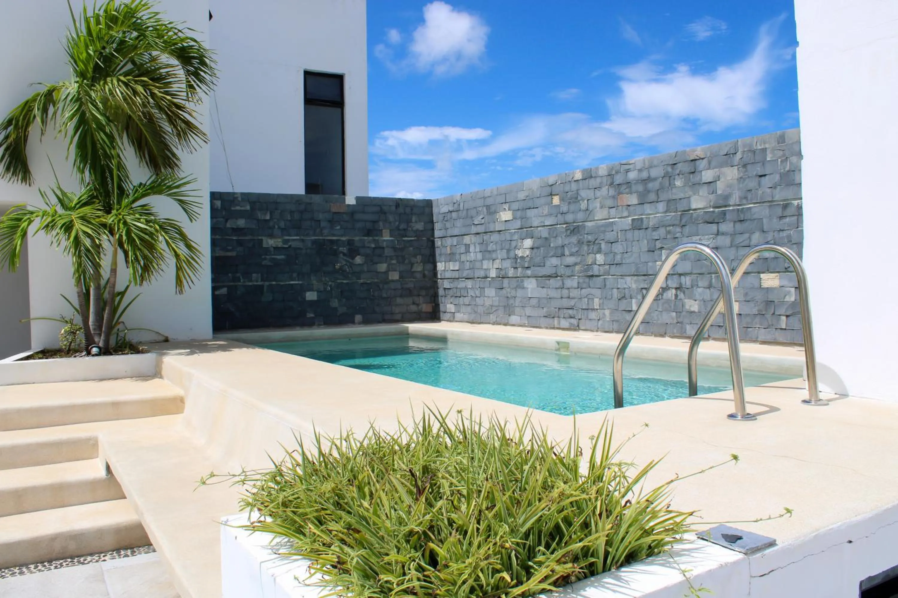 Swimming pool in Arkana 9 Suites by Grupo Amber