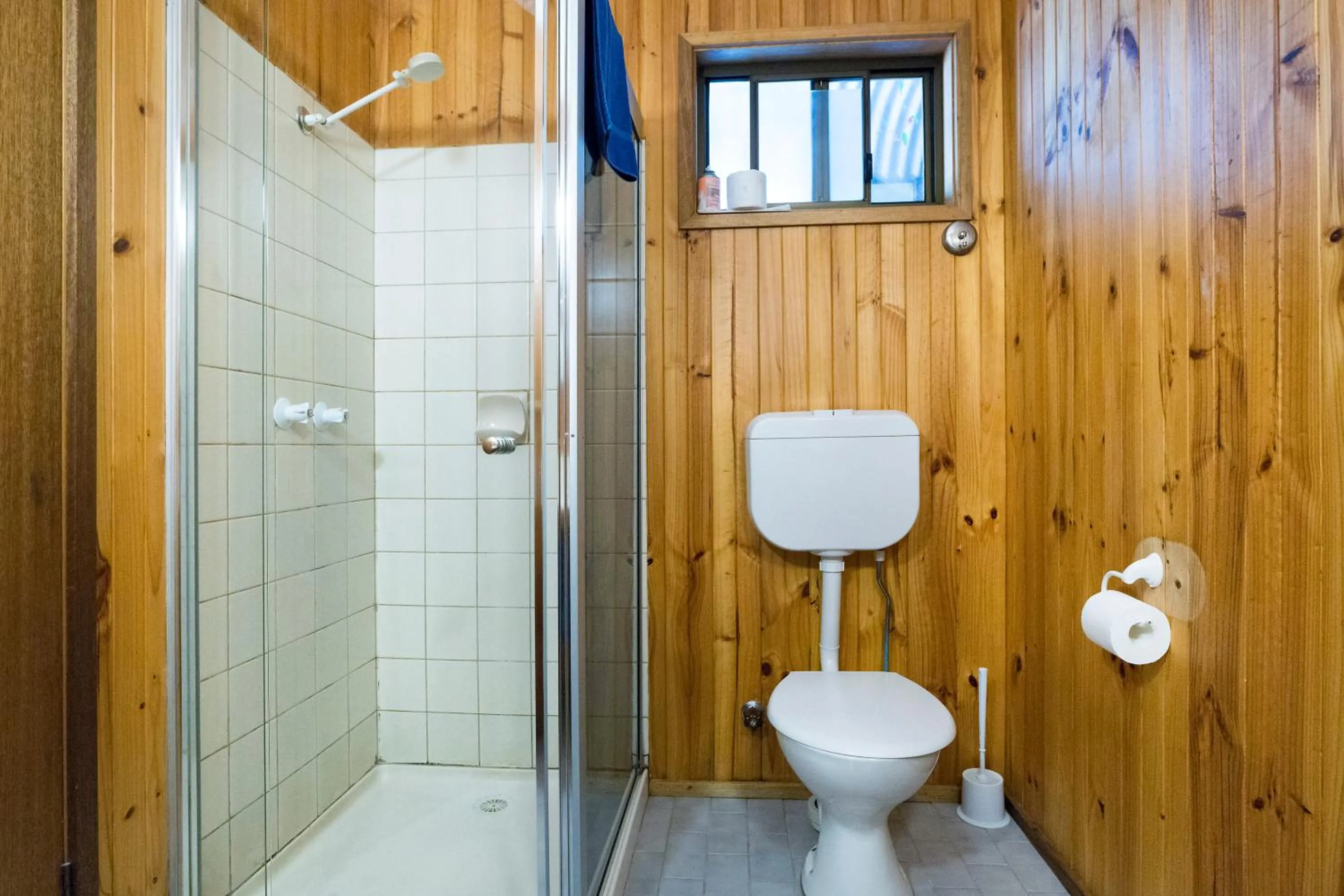 Bathroom in Kookaburra Motor Lodge