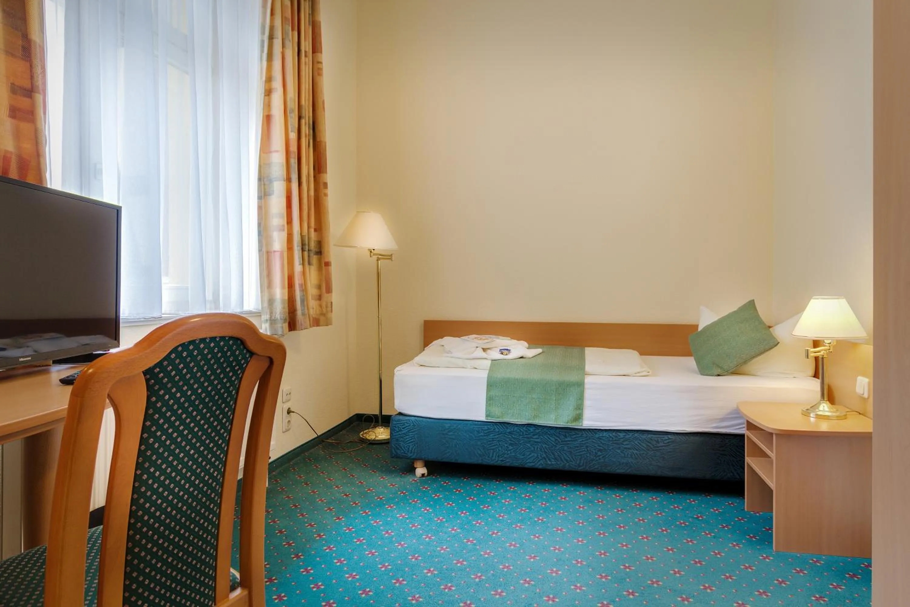 Photo of the whole room, Bed in Ferien Hotel Villa Südharz