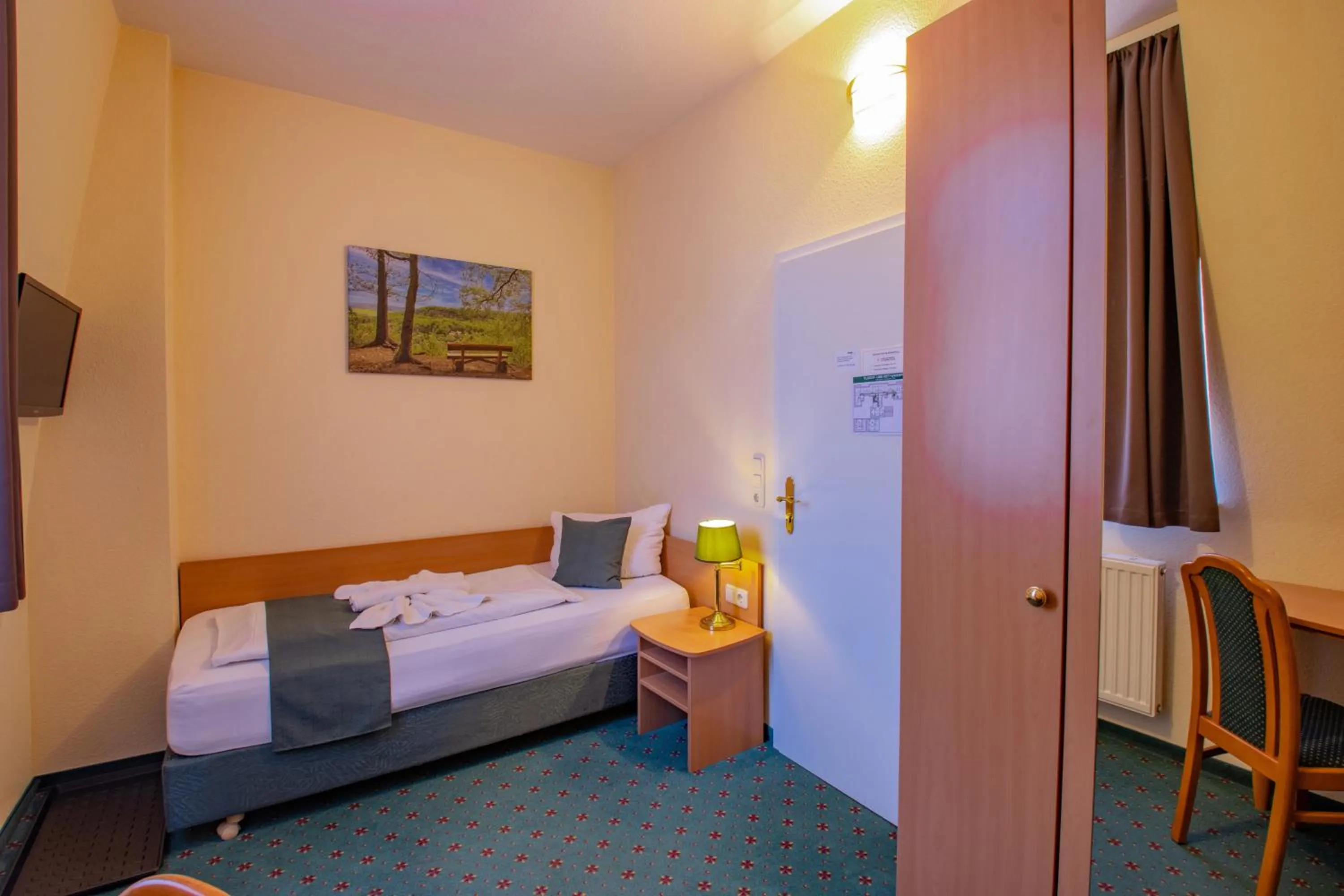 Photo of the whole room, Bed in Ferien Hotel Villa Südharz