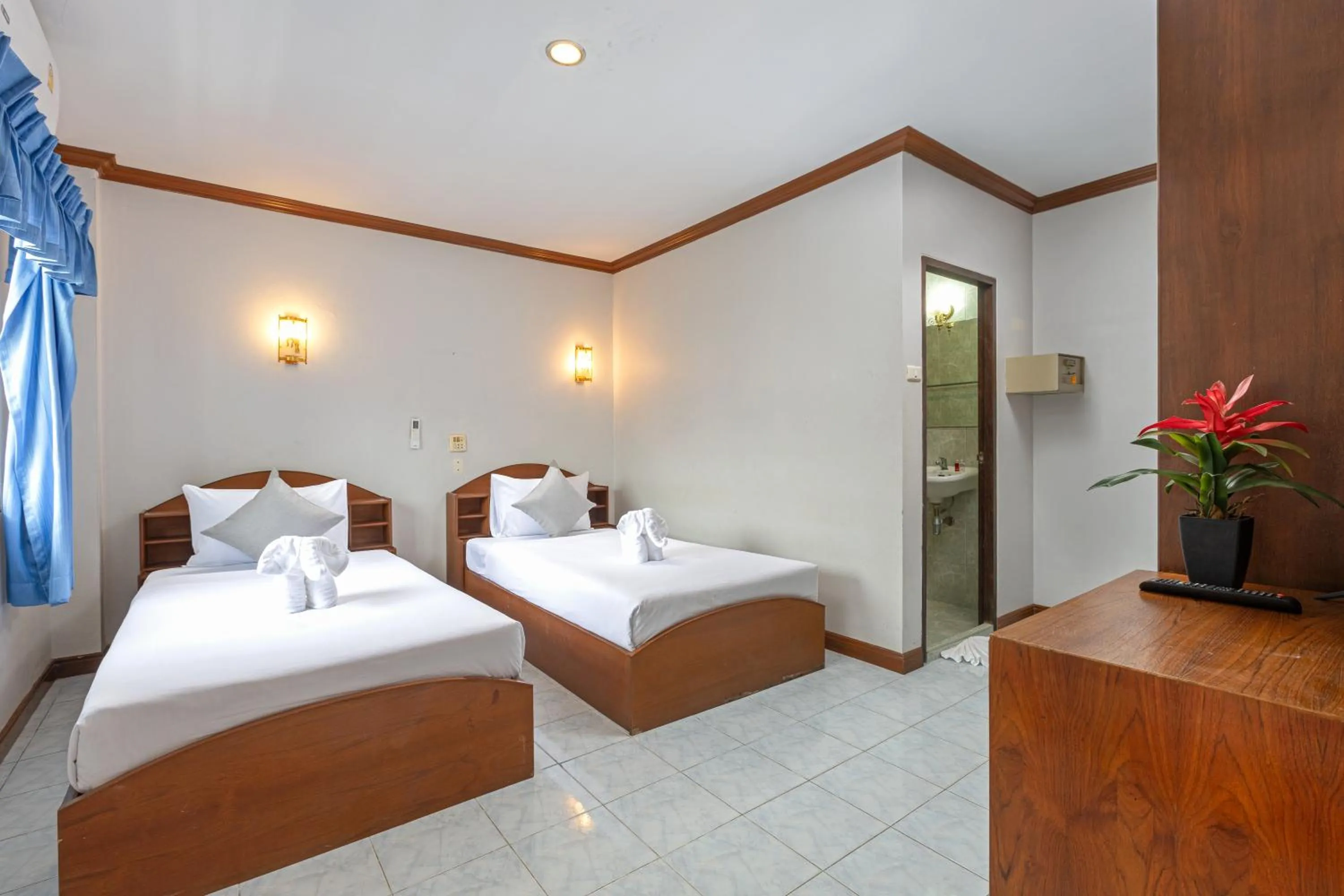 Photo of the whole room, Bed in Break Point Patong Hotel