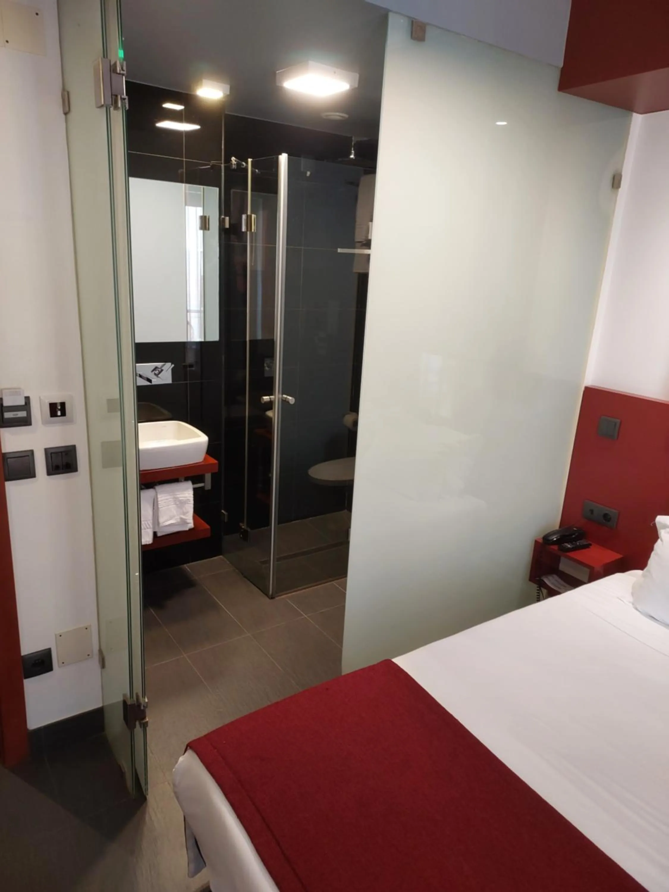 Bathroom, Bed in Hotel Oceano