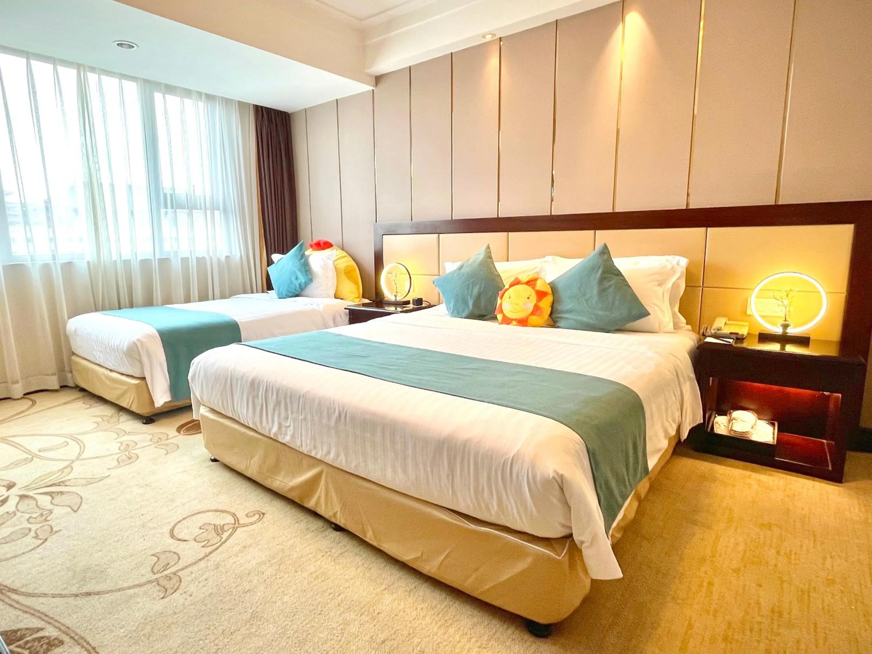 Photo of the whole room, Bed in Jin Jiang West Capital International Hotel the Bell and Drum Tower Muslim quarter & Metro Line 6 & indoor swimming pool & self-service free laundry room