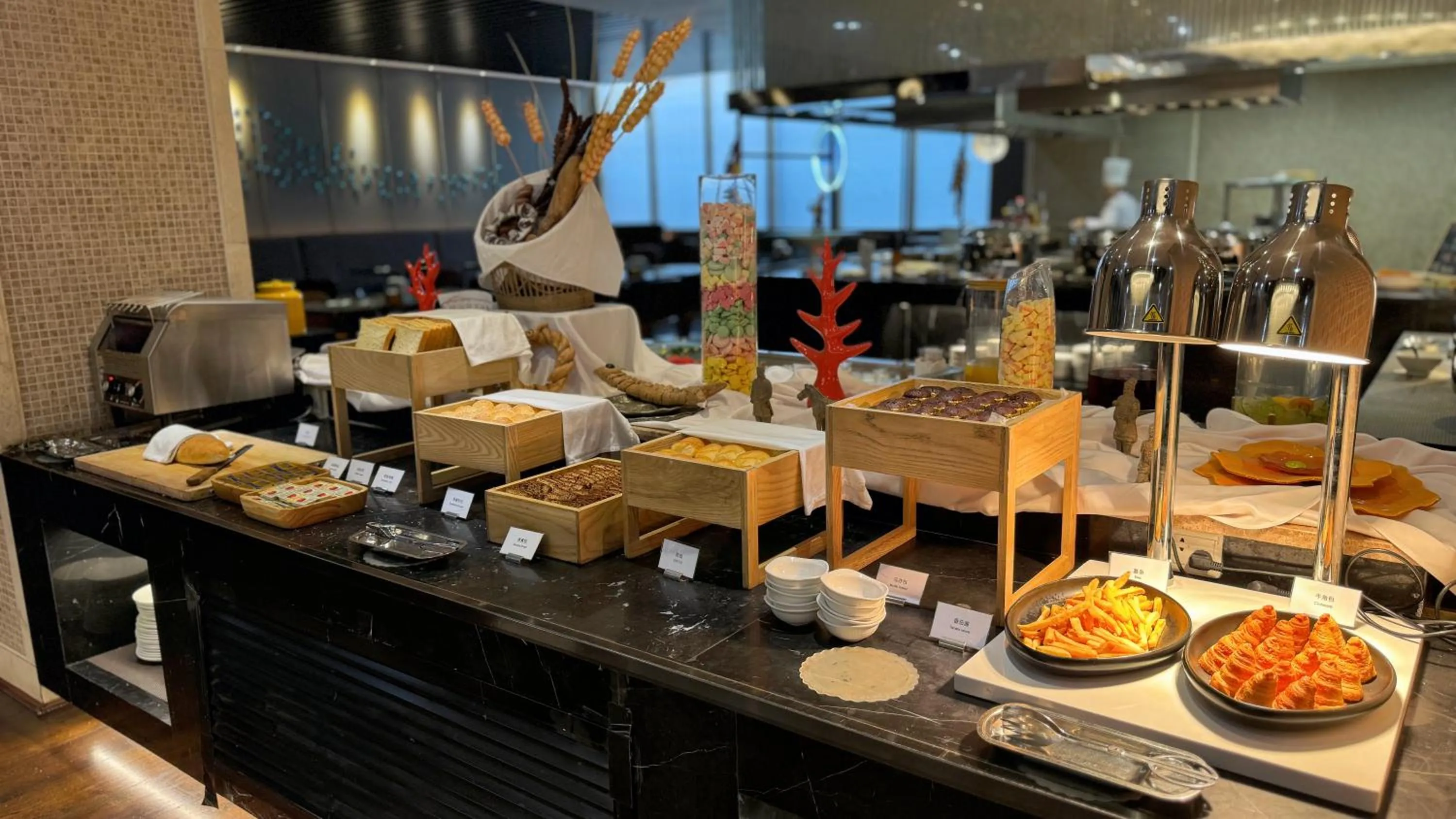 Breakfast in Jin Jiang West Capital International Hotel the Bell and Drum Tower Muslim quarter & Metro Line 6 & indoor swimming pool & self-service free laundry room