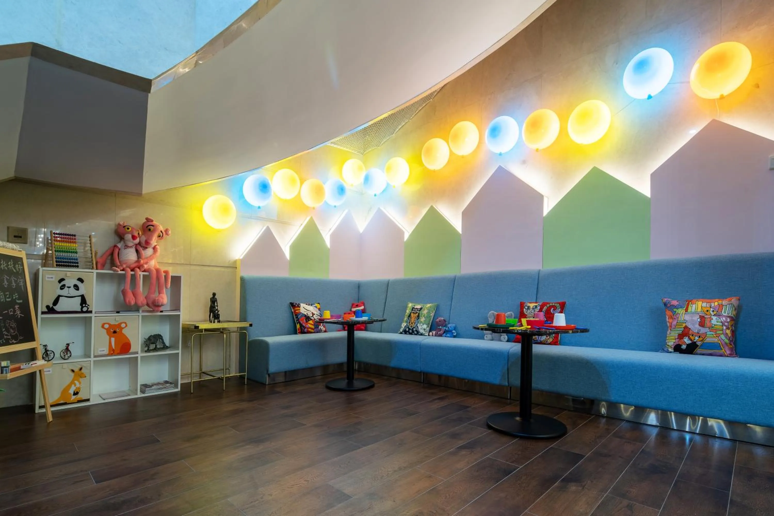 Seating area in Jin Jiang West Capital International Hotel the Bell and Drum Tower Muslim quarter & Metro Line 6 & indoor swimming pool & self-service free laundry room