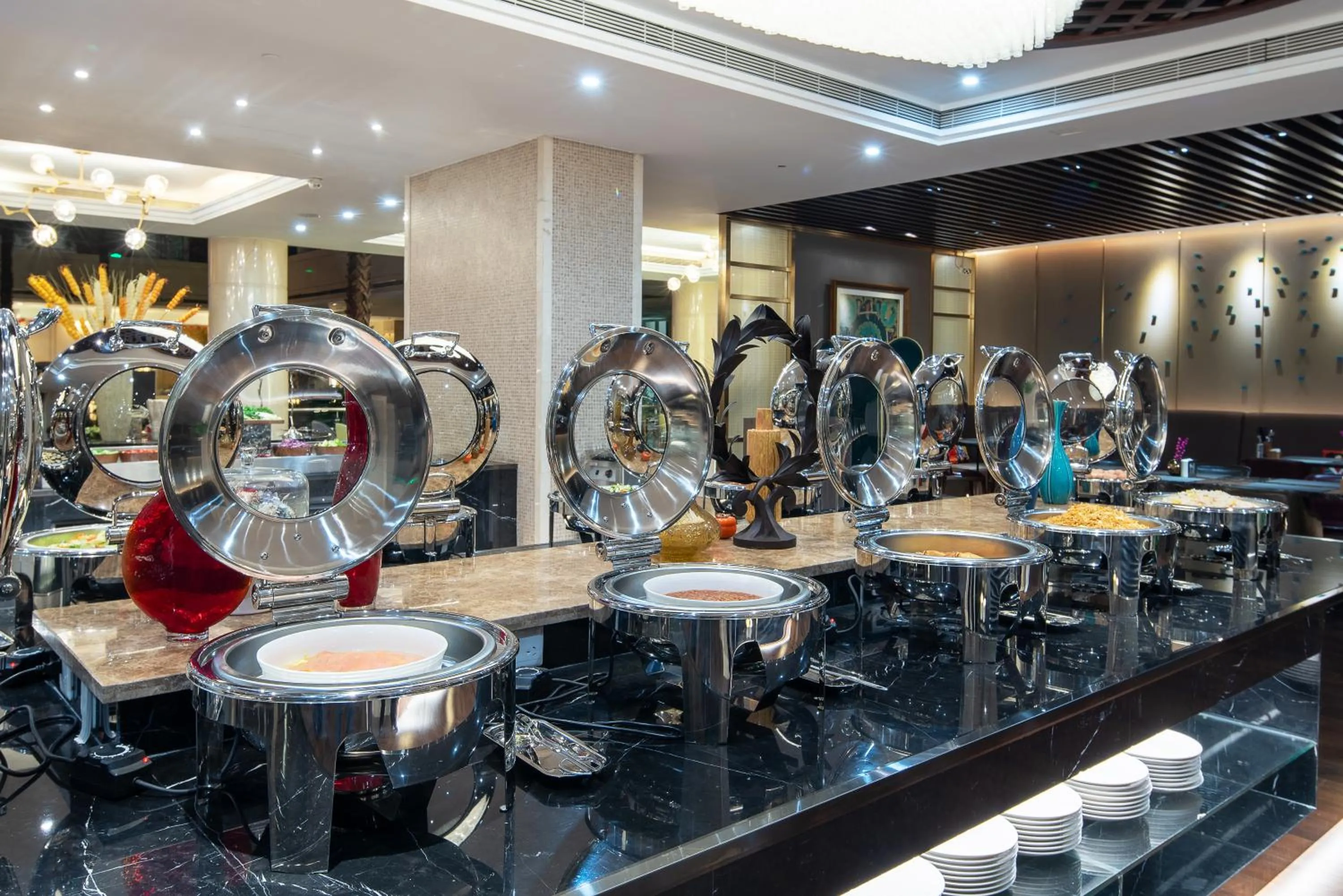 Restaurant/places to eat in Jin Jiang West Capital International Hotel the Bell and Drum Tower Muslim quarter & Metro Line 6 & indoor swimming pool & self-service free laundry room