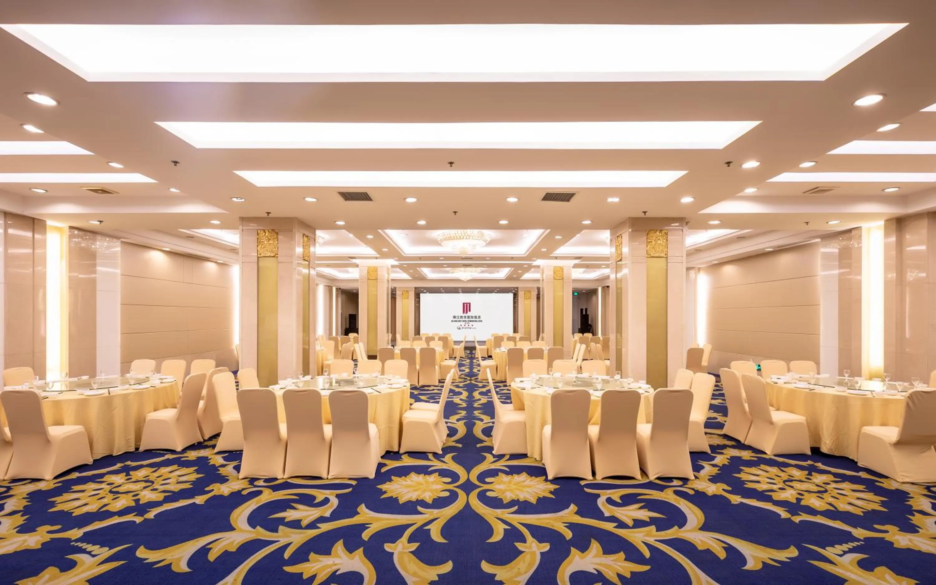 Meeting/conference room in Jin Jiang West Capital International Hotel the Bell and Drum Tower Muslim quarter & Metro Line 6 & indoor swimming pool & self-service free laundry room