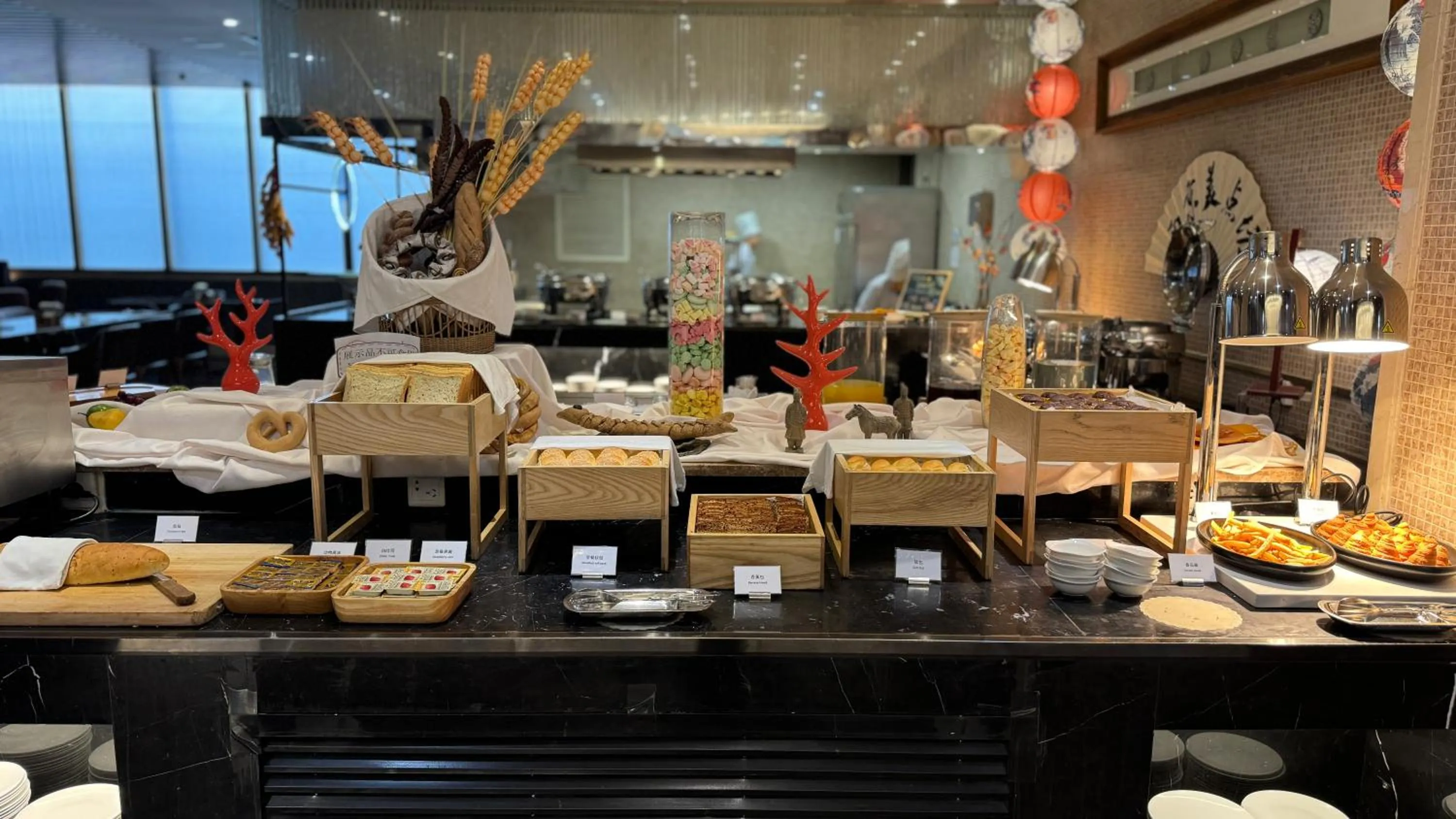 Breakfast in Jin Jiang West Capital International Hotel the Bell and Drum Tower Muslim quarter & Metro Line 6 & indoor swimming pool & self-service free laundry room