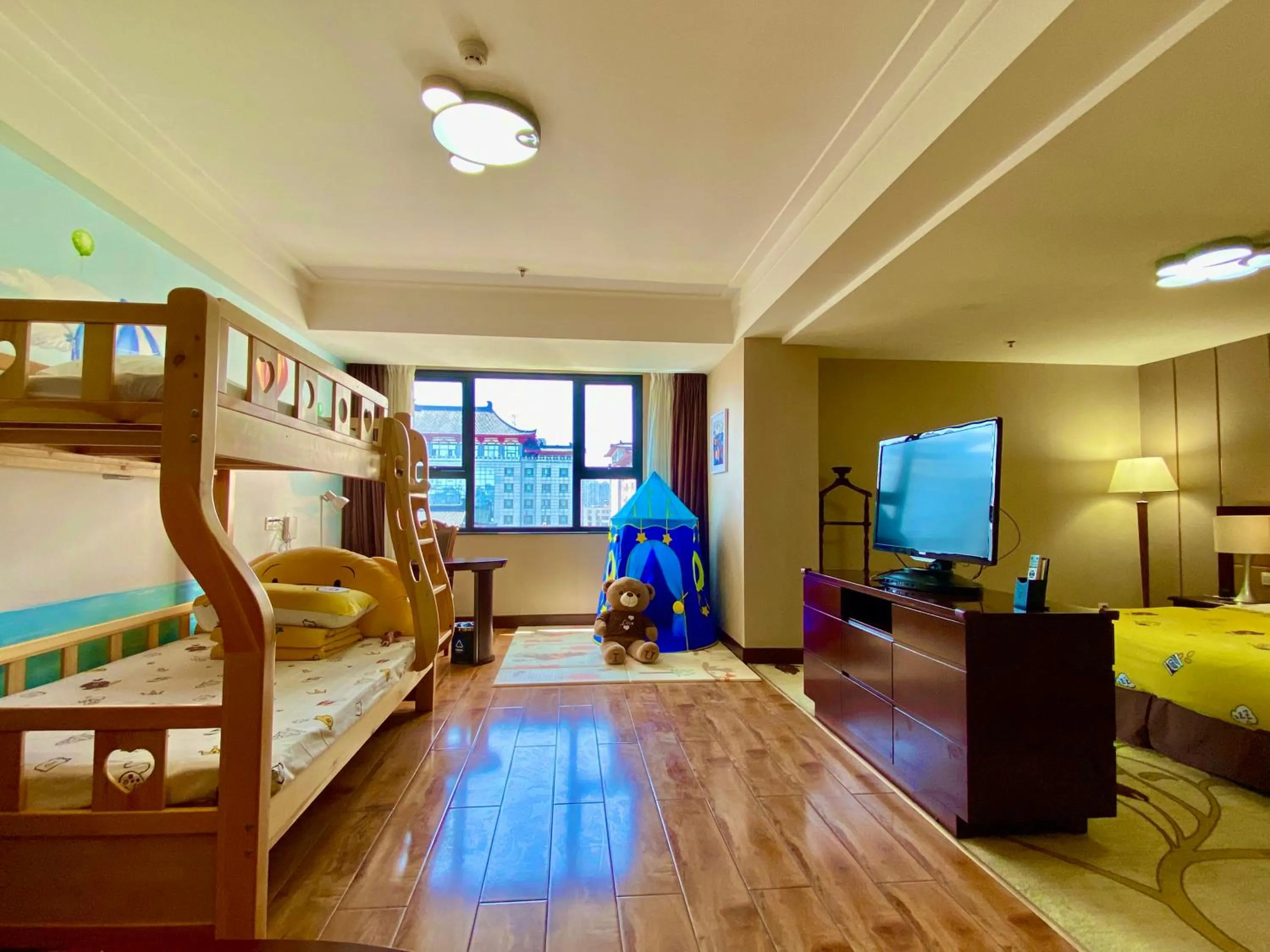 Photo of the whole room, Bed in Jin Jiang West Capital International Hotel the Bell and Drum Tower Muslim quarter & Metro Line 6 & indoor swimming pool & self-service free laundry room