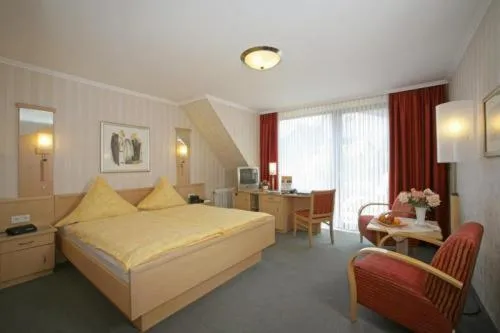 Bathroom, Bed in Hotel Dreyer Garni