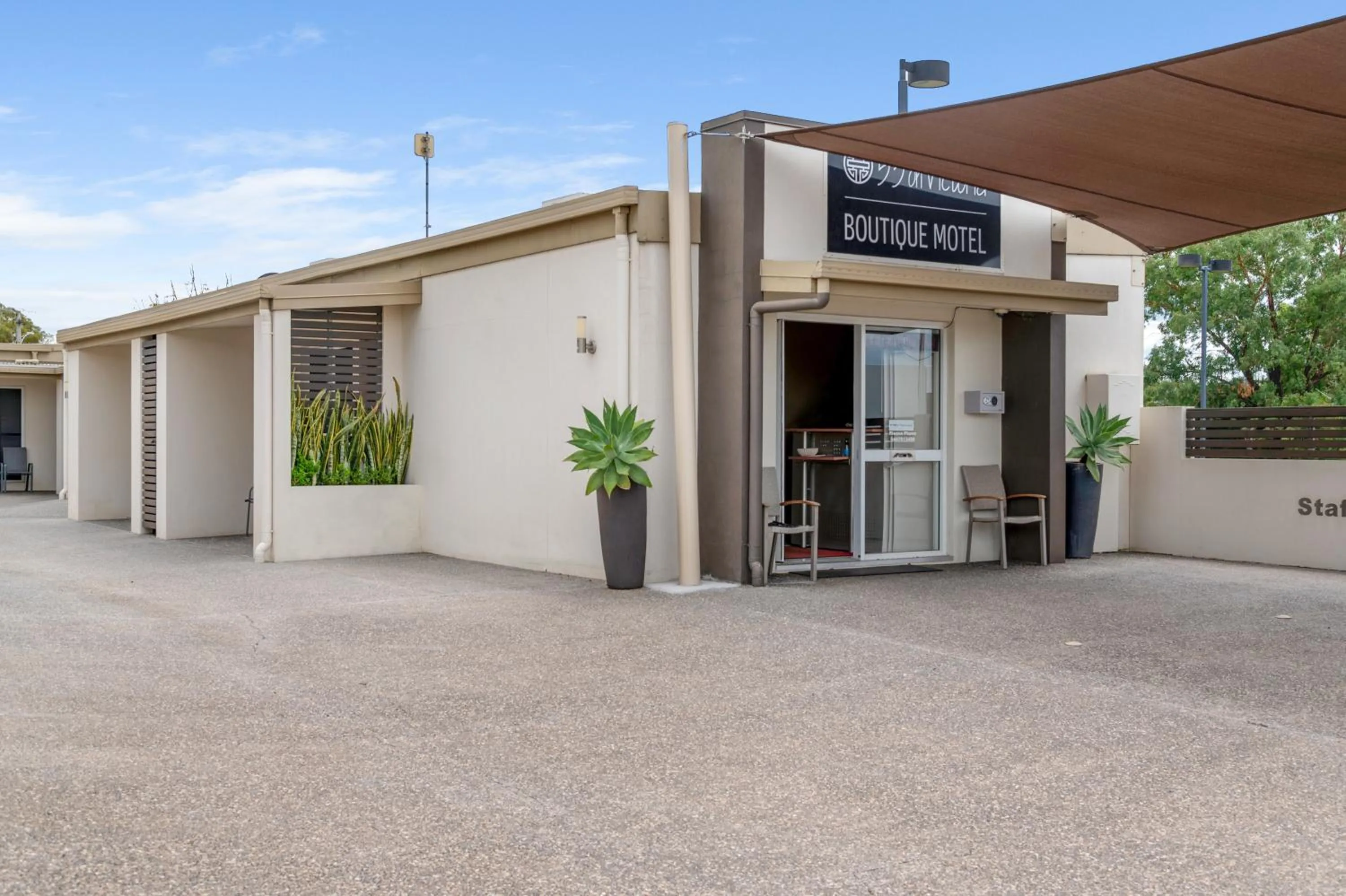 Facade/entrance in 53 on Victoria