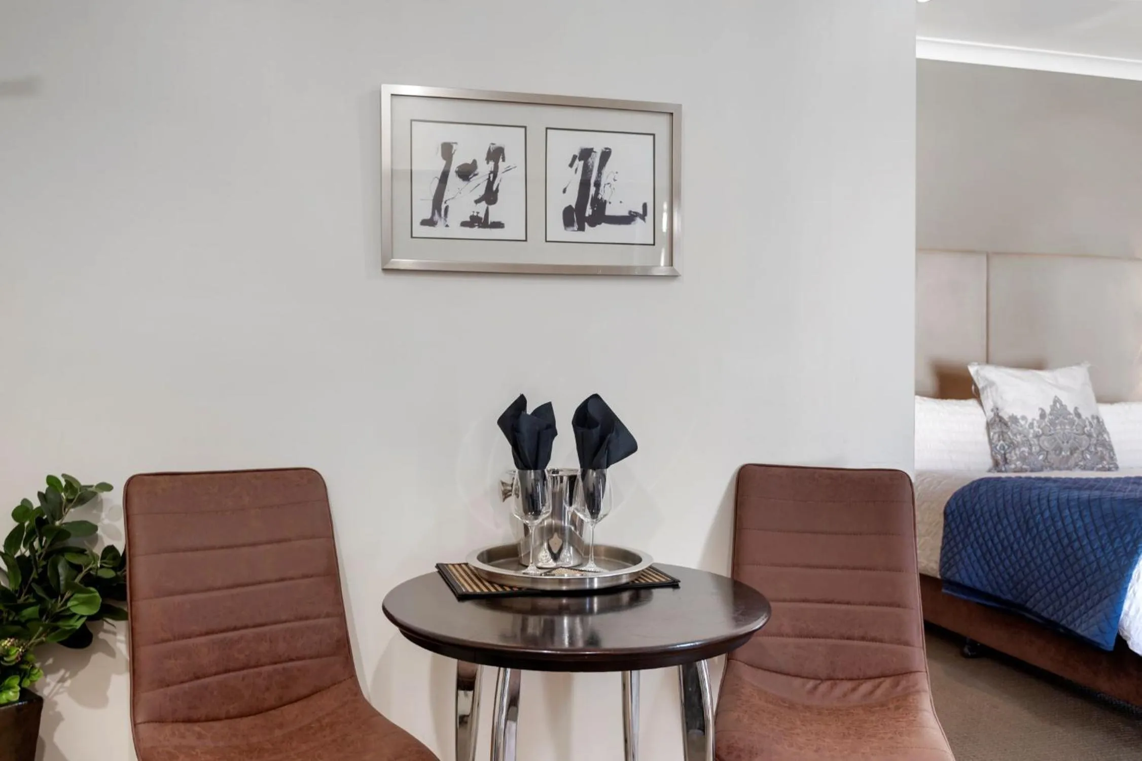 Seating area, Bed in 53 on Victoria