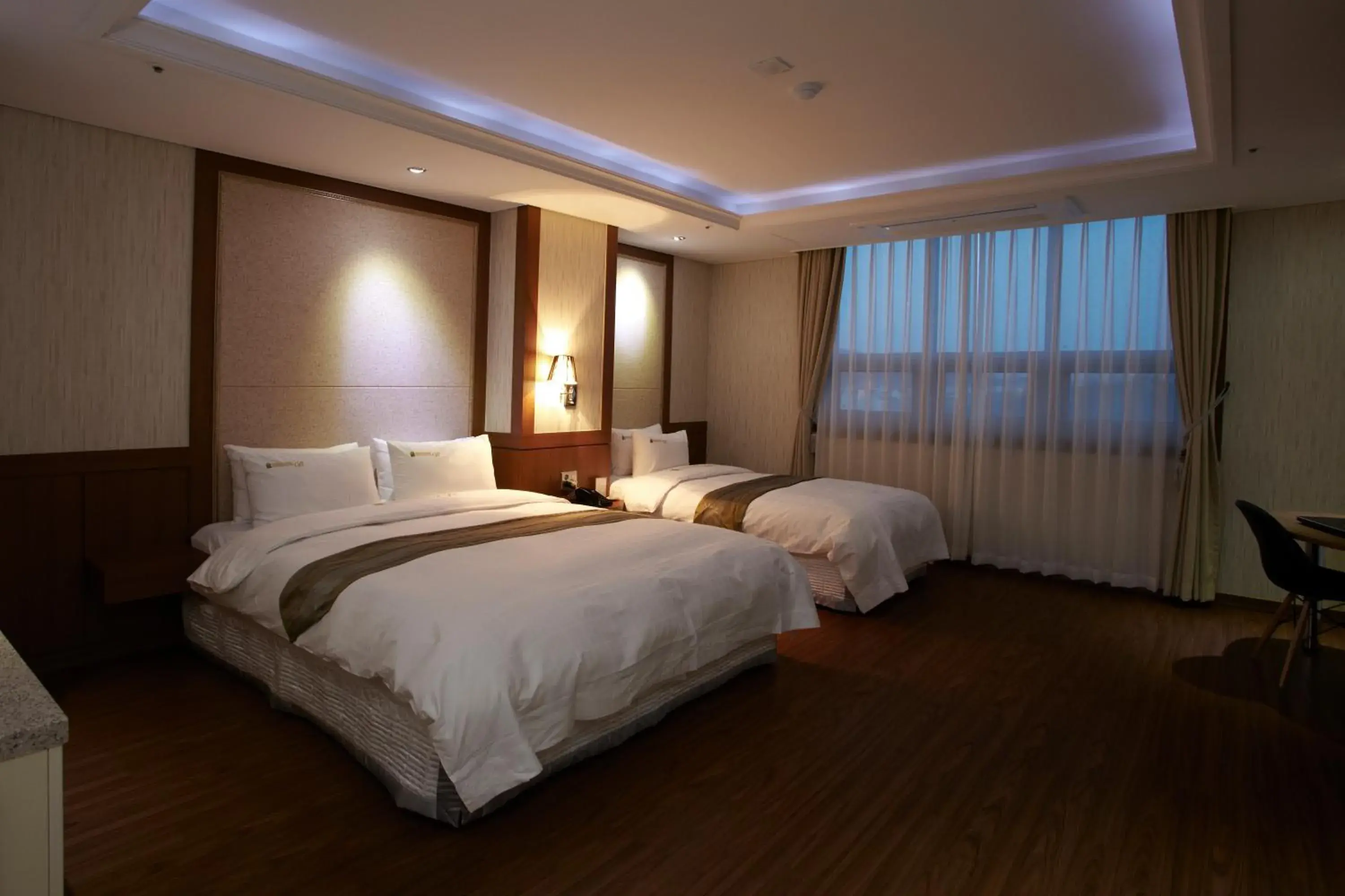 Standard Twin Room with City View in Benikea Hotel Yeosu Standard Twin Room with City View in Benikea Hotel Yeosu