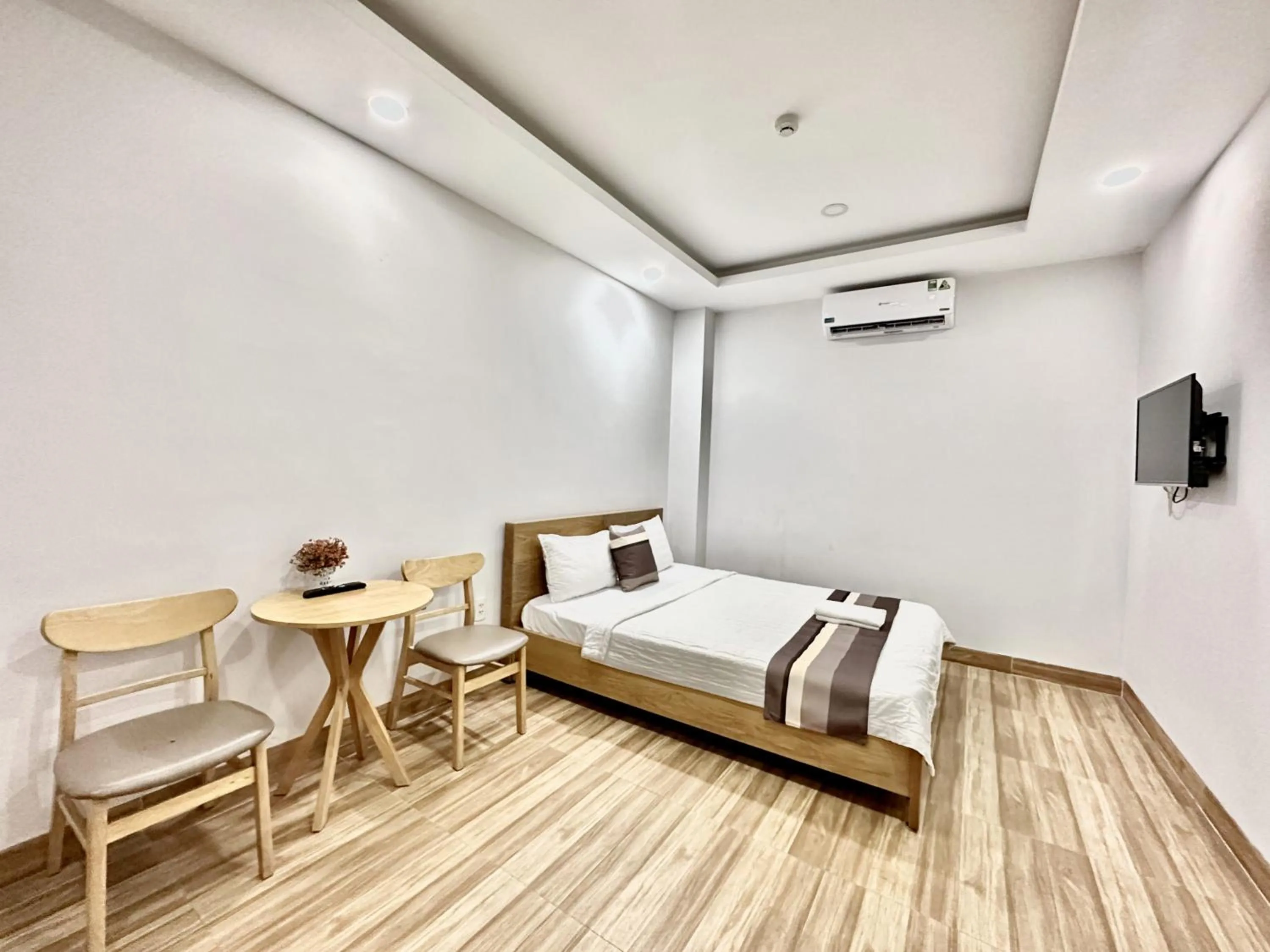 Bed in The Jade Hotel near Tan Son Nhat Airport