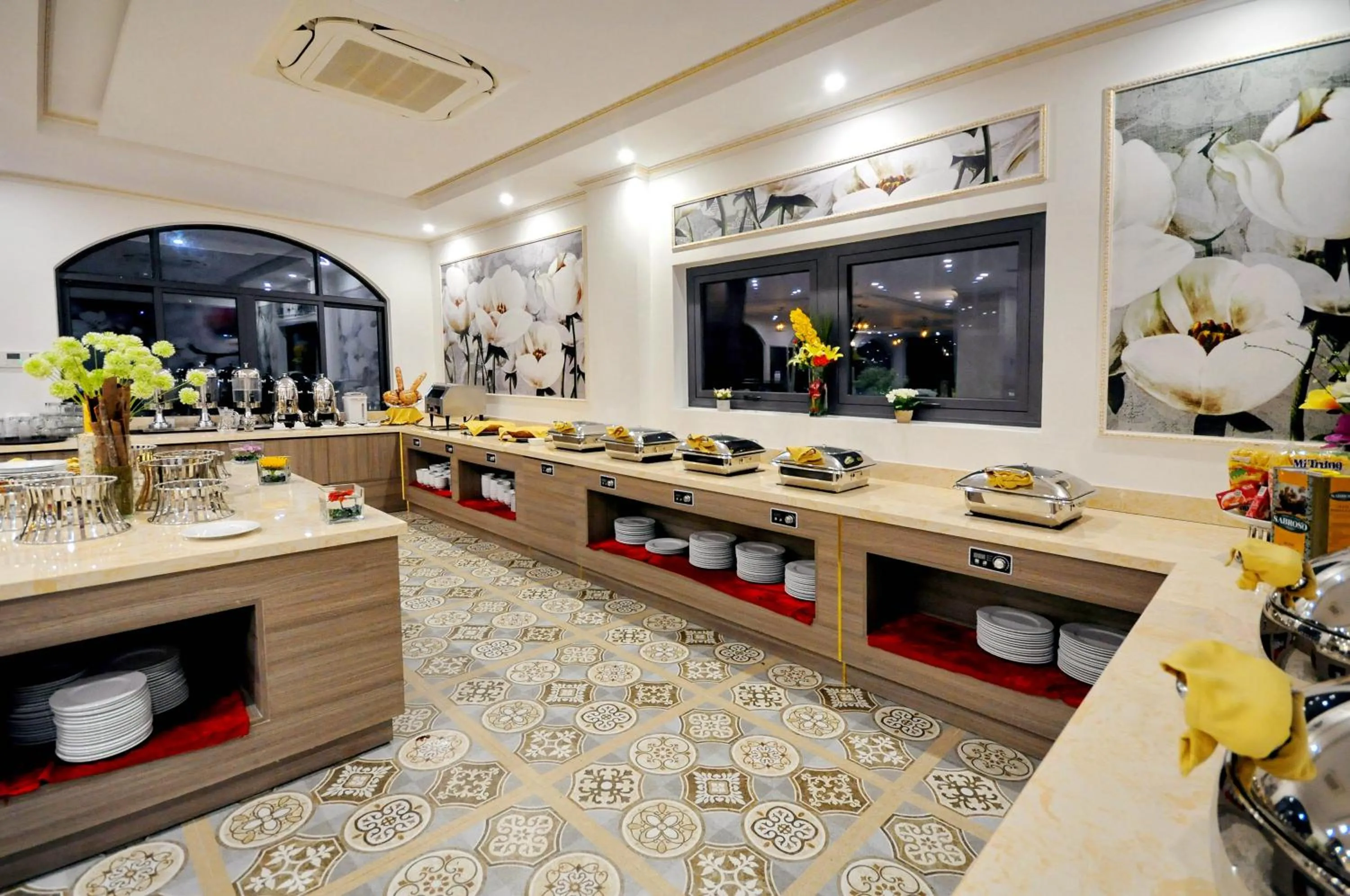 Restaurant/places to eat in Crown Nguyen Hoang Hotel