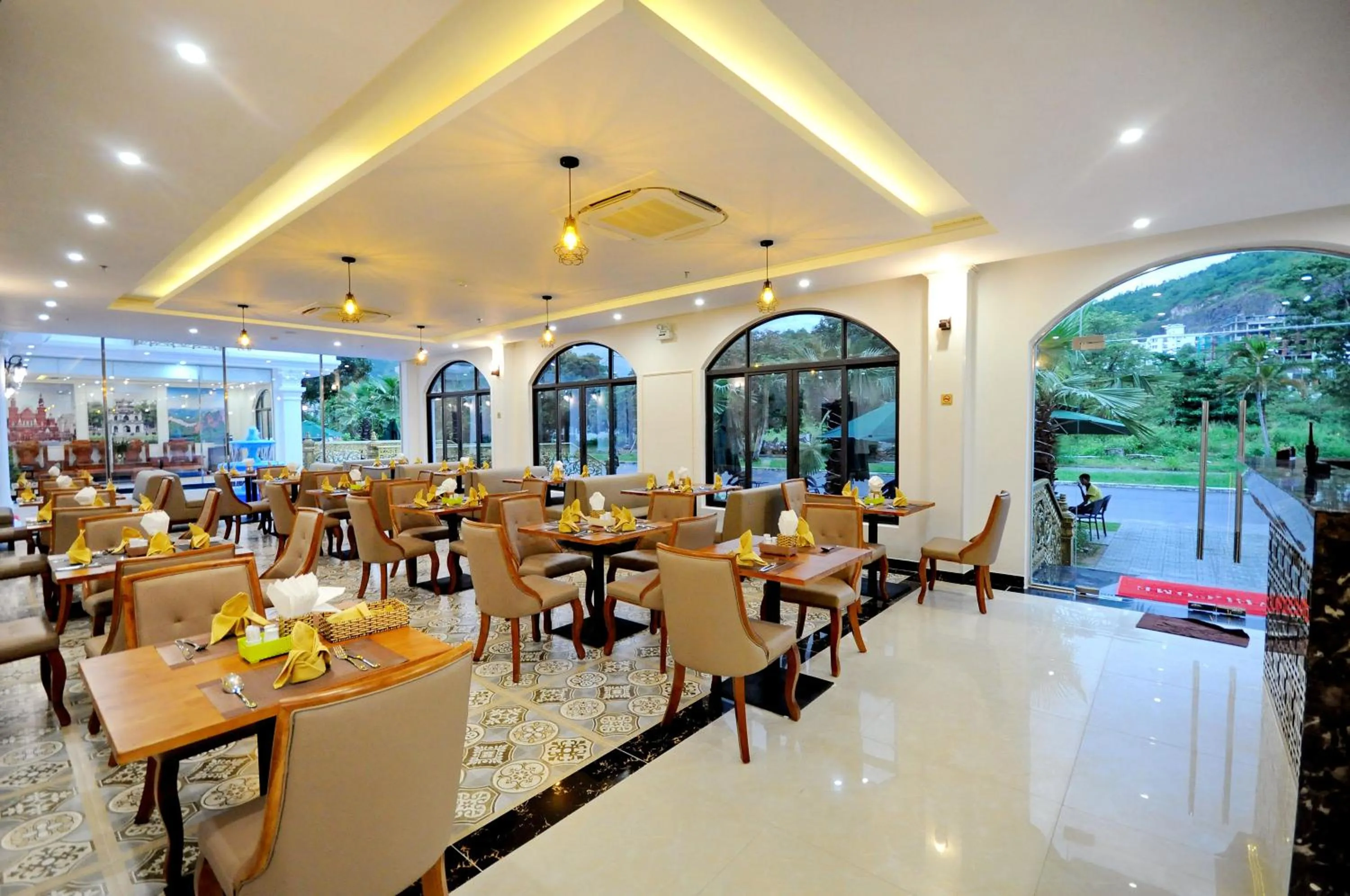Restaurant/places to eat in Crown Nguyen Hoang Hotel