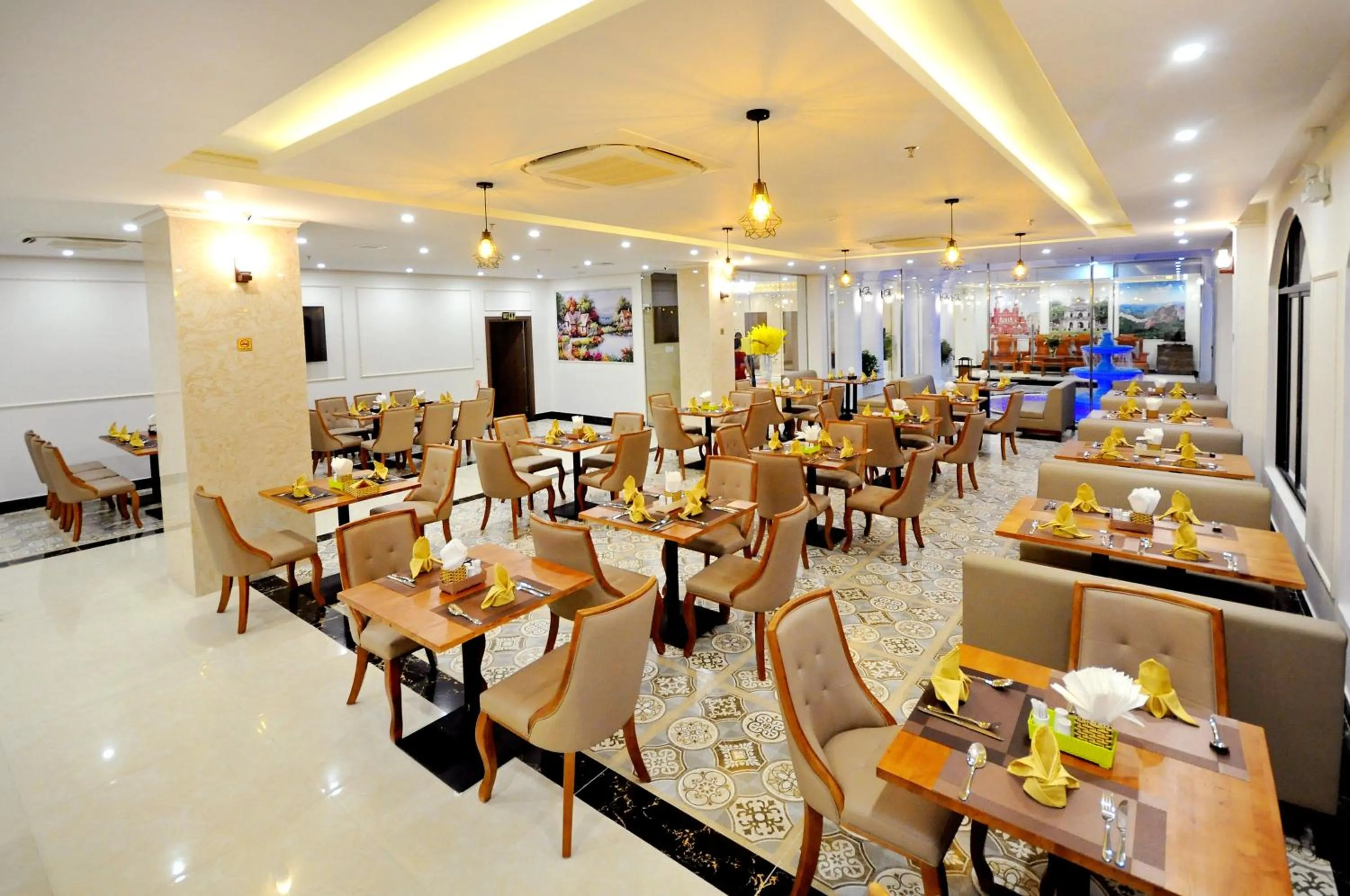 Restaurant/places to eat in Crown Nguyen Hoang Hotel
