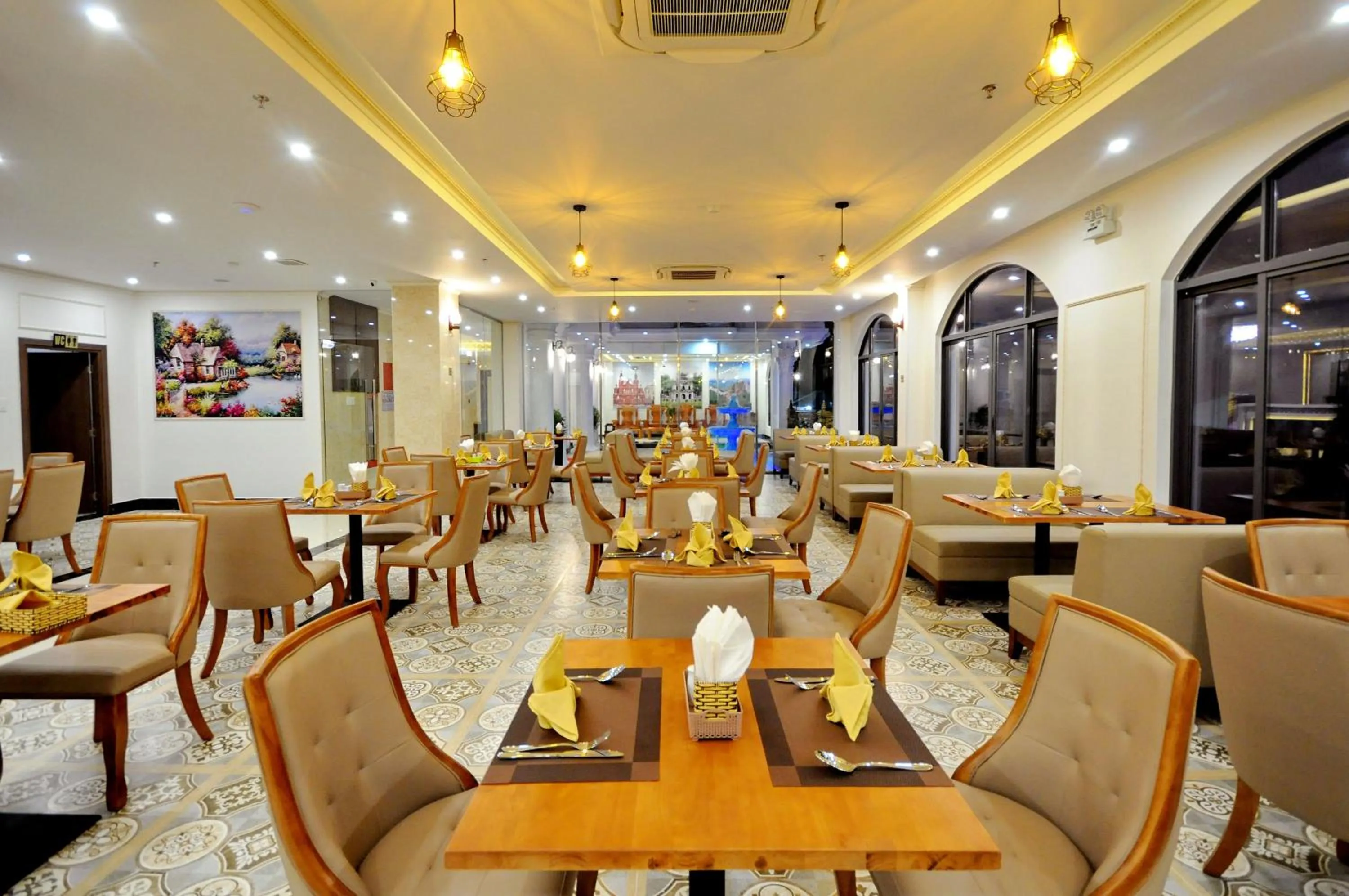 Restaurant/places to eat in Crown Nguyen Hoang Hotel