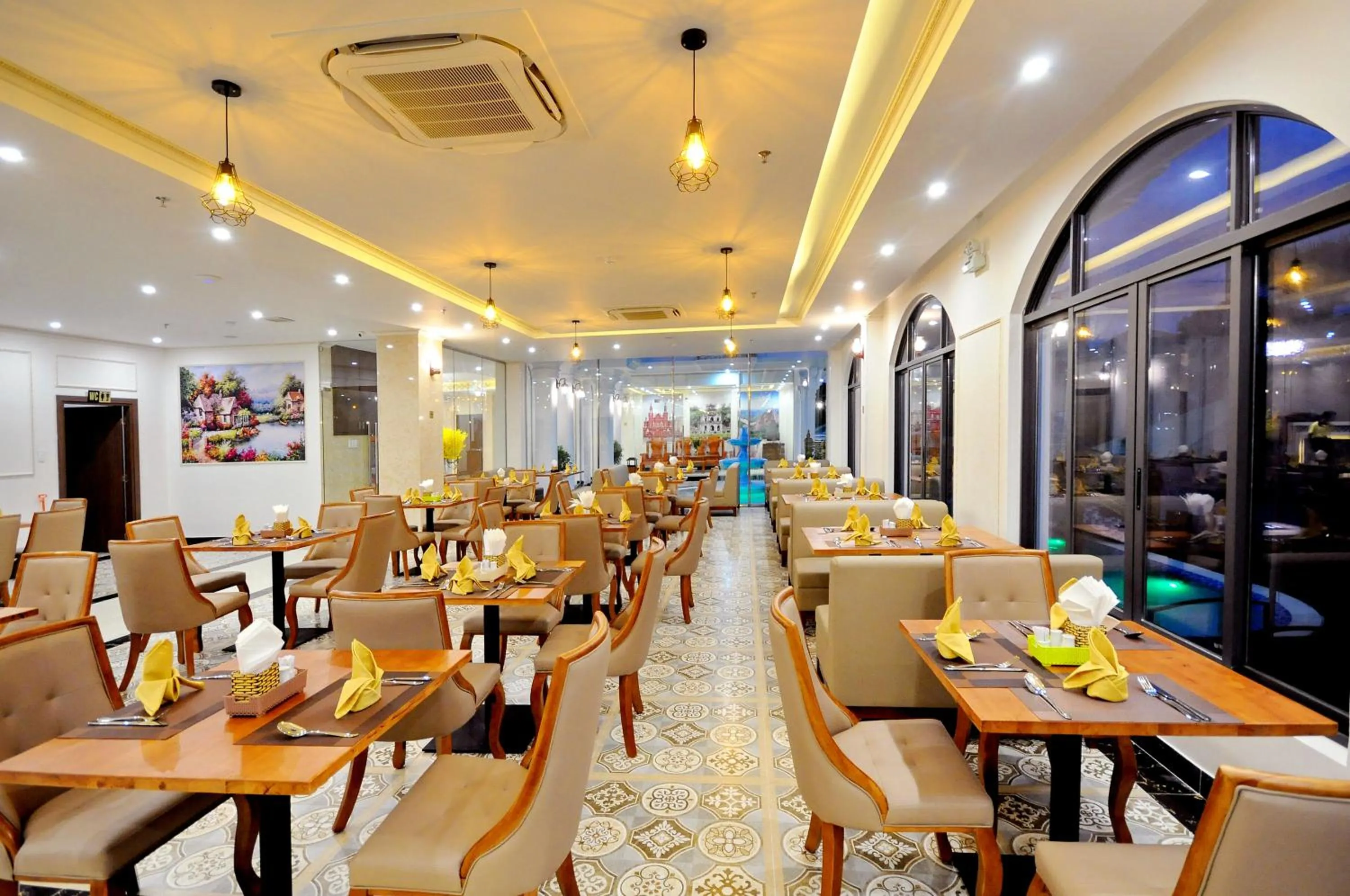 Restaurant/places to eat in Crown Nguyen Hoang Hotel