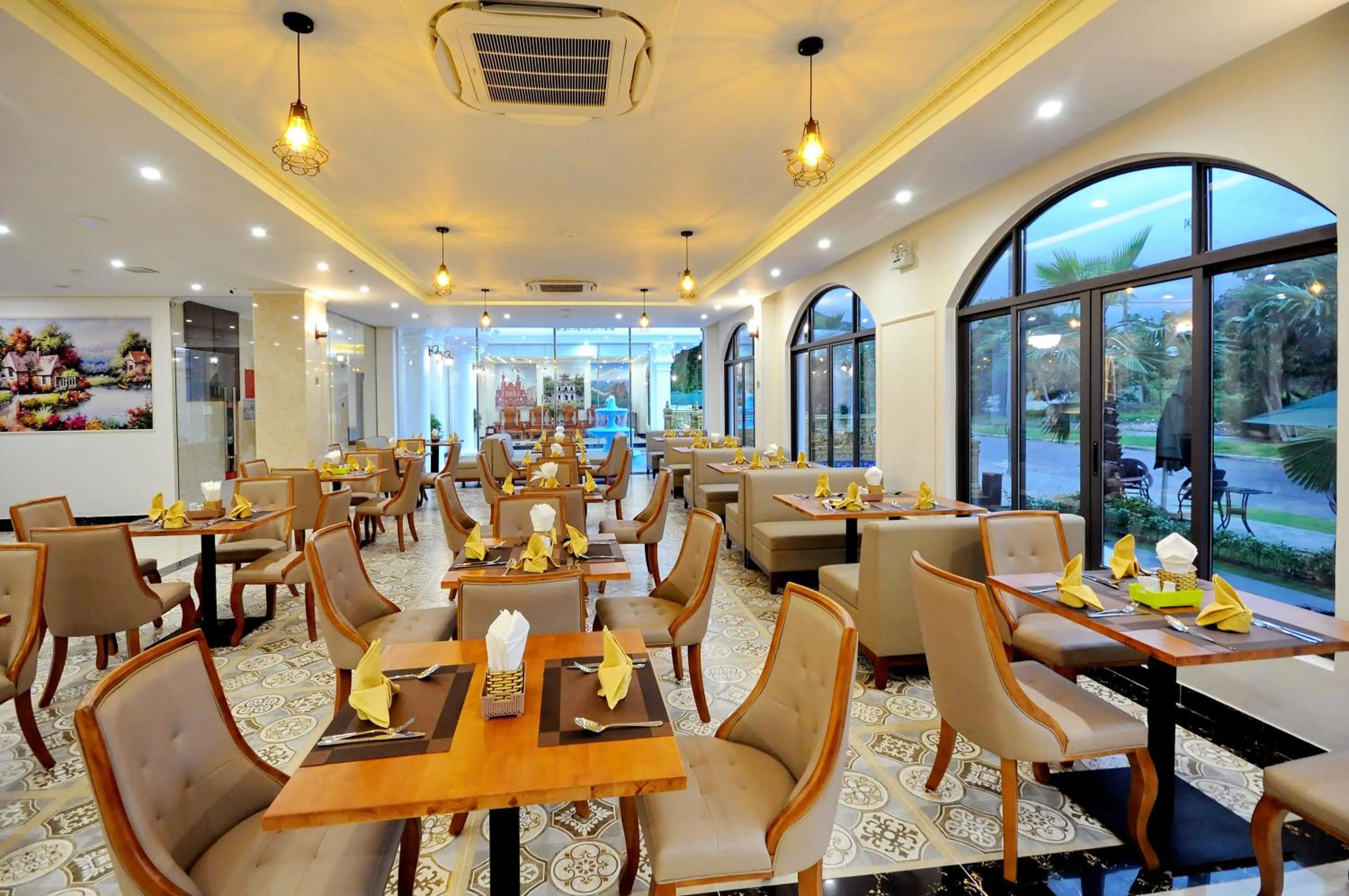 Restaurant/places to eat in Crown Nguyen Hoang Hotel