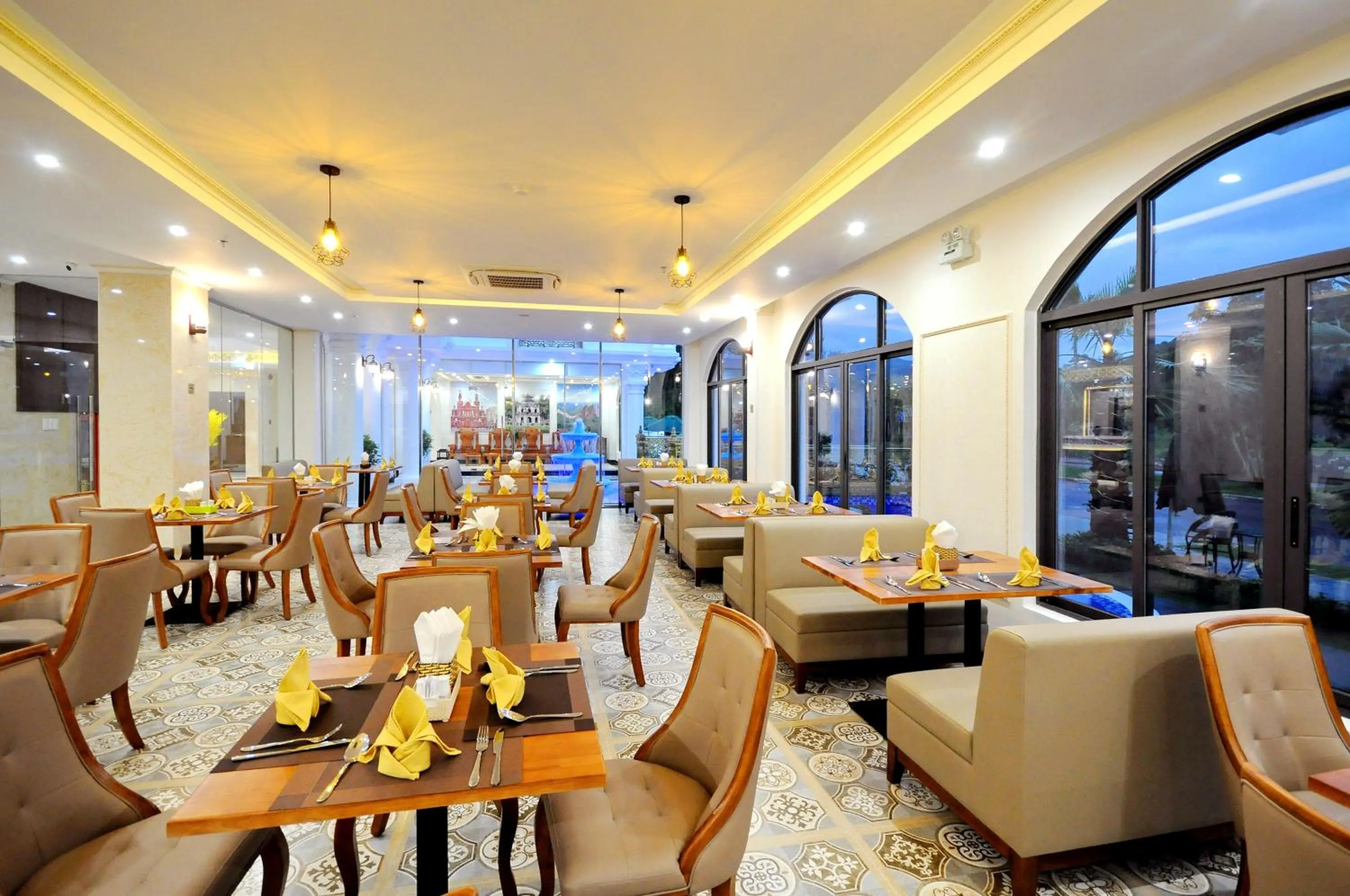 Restaurant/places to eat in Crown Nguyen Hoang Hotel