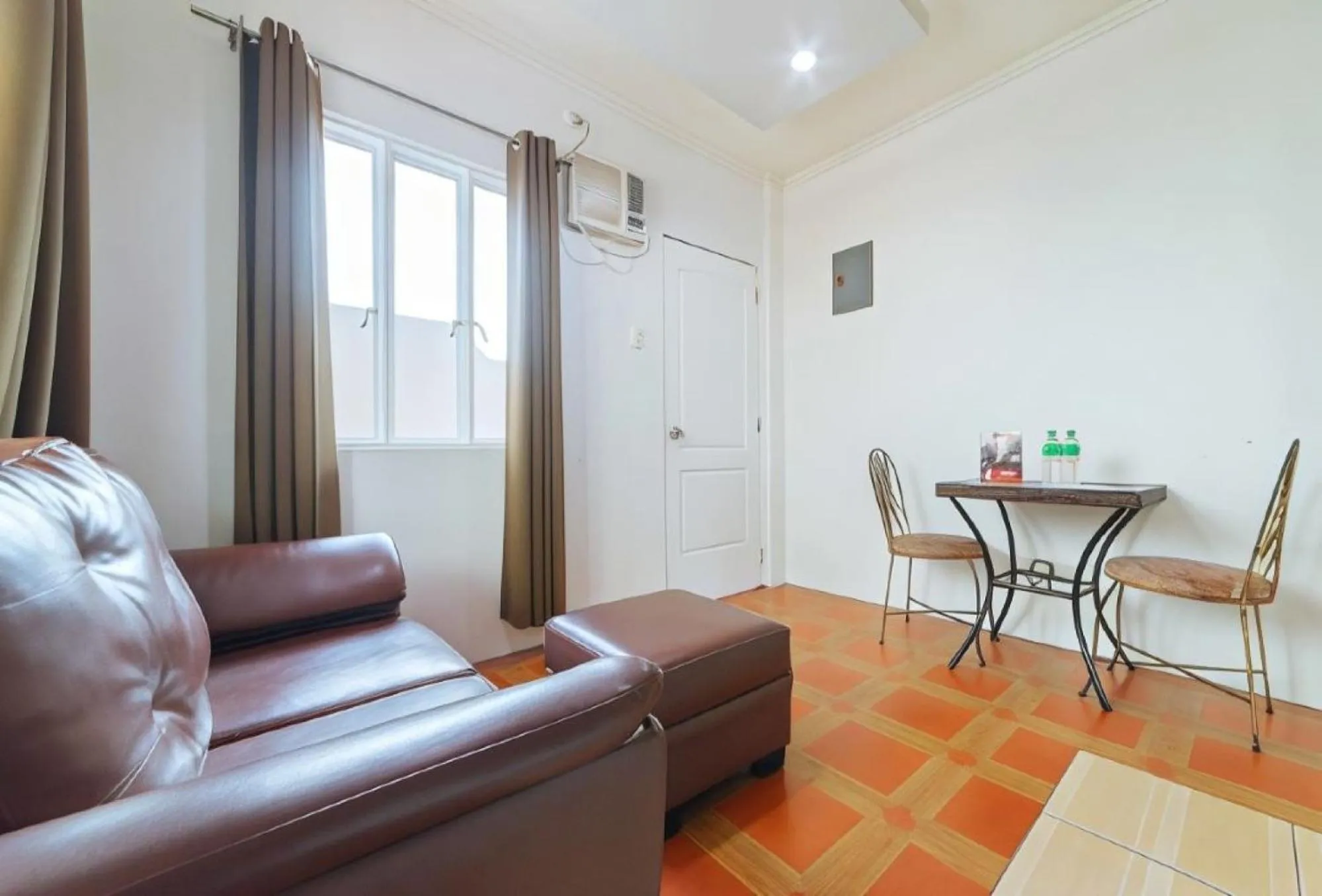 Living room in RedDoorz near Walking Street Angeles City