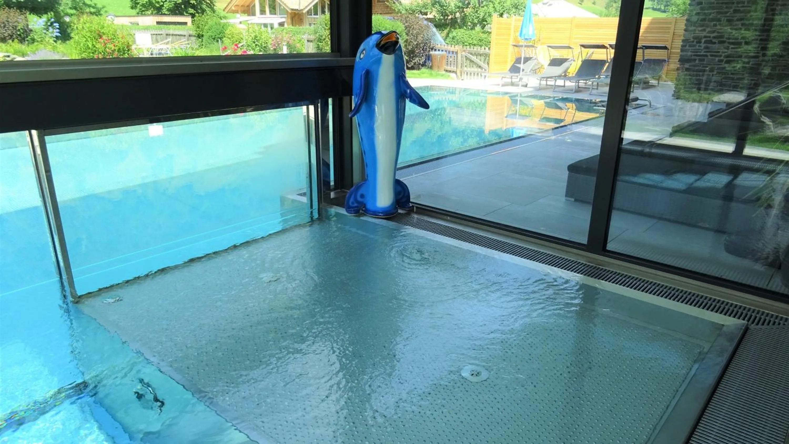 Swimming pool in Hotel Römerhof