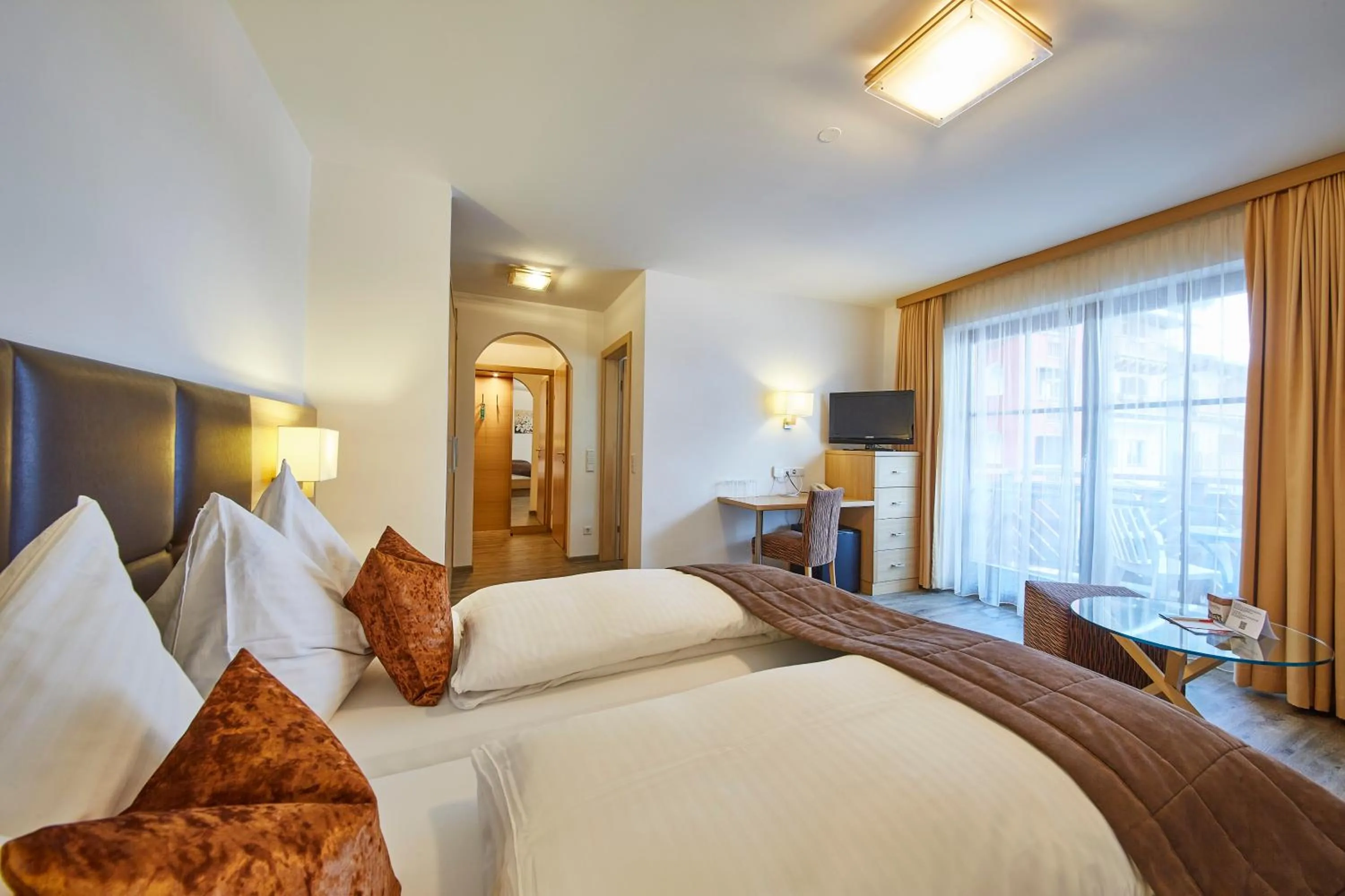 Bathroom, Bed in Hotel Römerhof