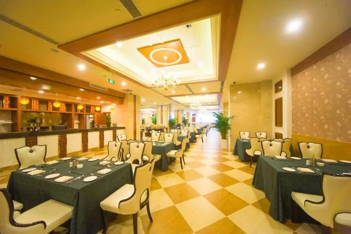 Restaurant/places to eat in Ramada Chengdu North