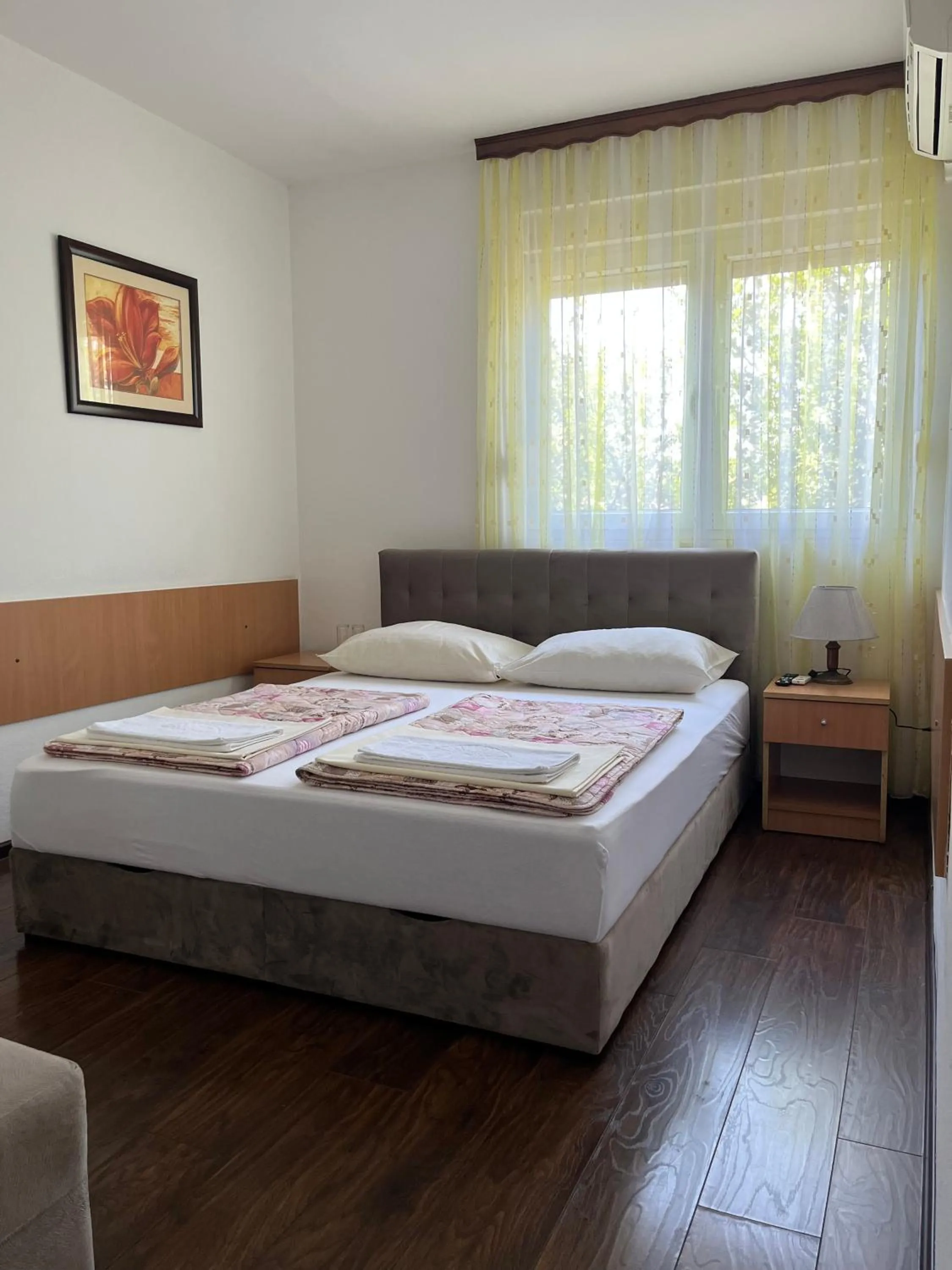 Bedroom, Bed in Motel Aura