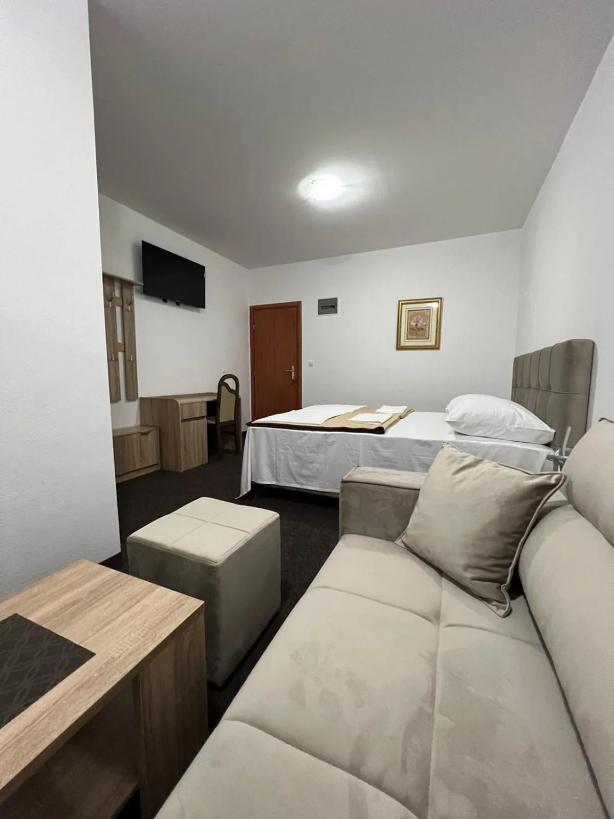 Bedroom, Bed in Motel Aura