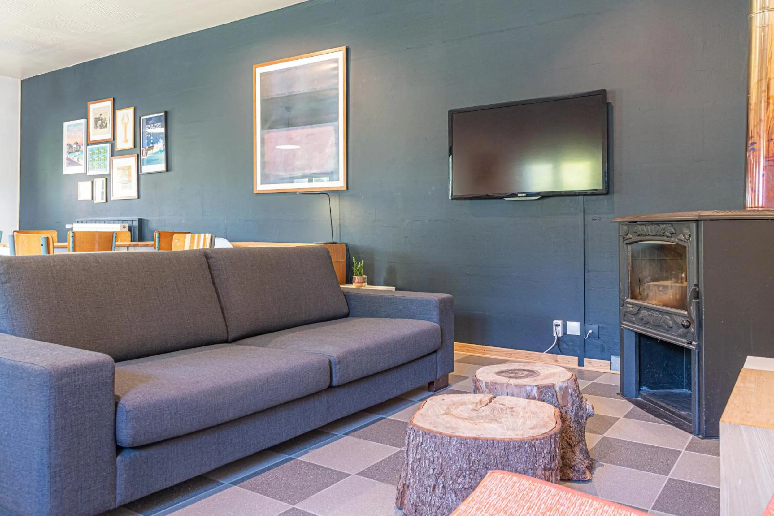 Communal lounge/ TV room in Hôtel Naéco Audierne