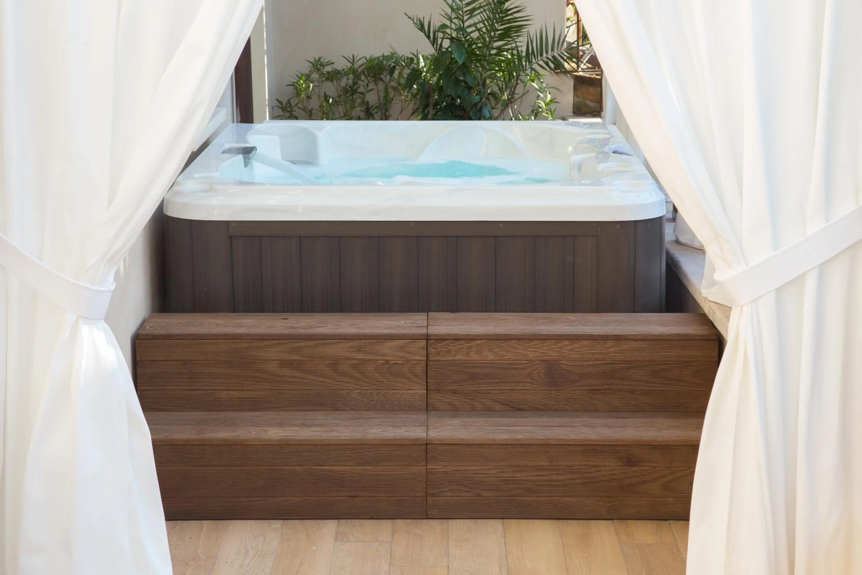 Hot Tub in Di Sabatino Resort - Suite Apartments & Spa